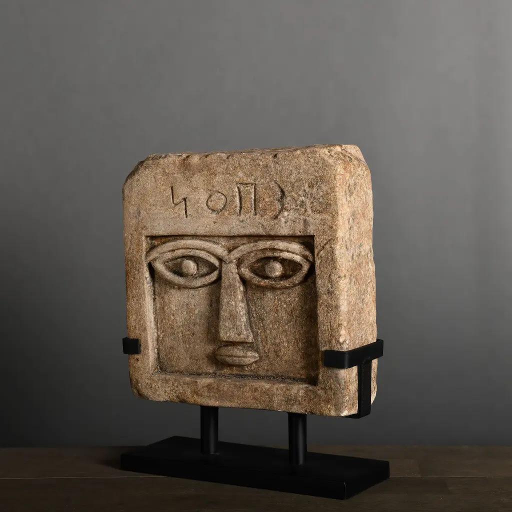 Yemenita Scultura in stile arcaico in pietra arenaria - Steele di Arcades, Antico Yemen in vendita