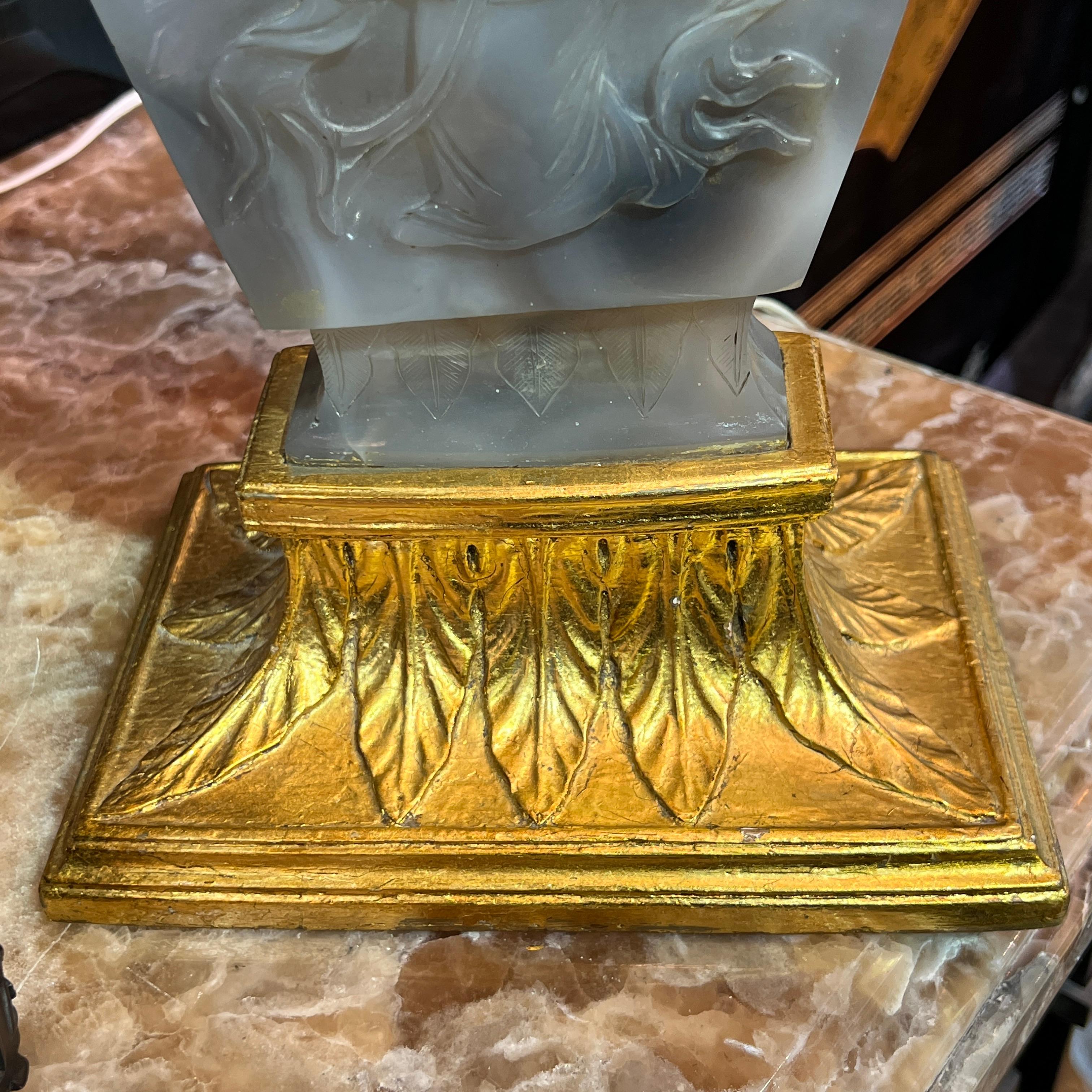 Lampe chinoise arc-en-ciel archaïque en agate sculptée et métal doré en vente 8