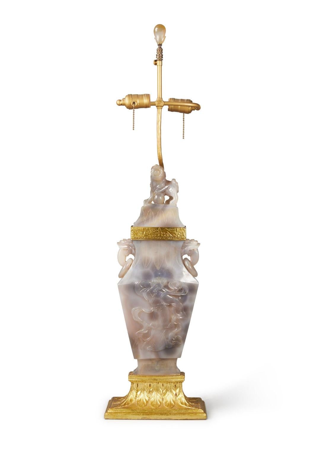 Exportation chinoise Lampe chinoise arc-en-ciel archaïque en agate sculptée et métal doré en vente