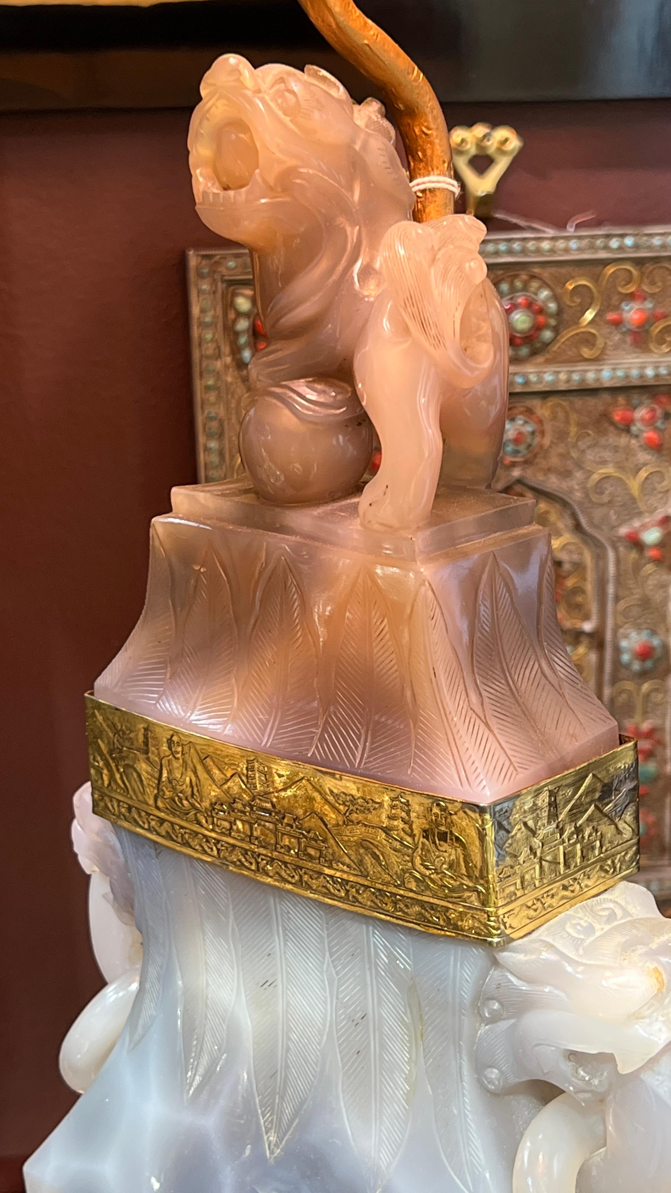 Lampe chinoise arc-en-ciel archaïque en agate sculptée et métal doré Bon état - En vente à New York, US