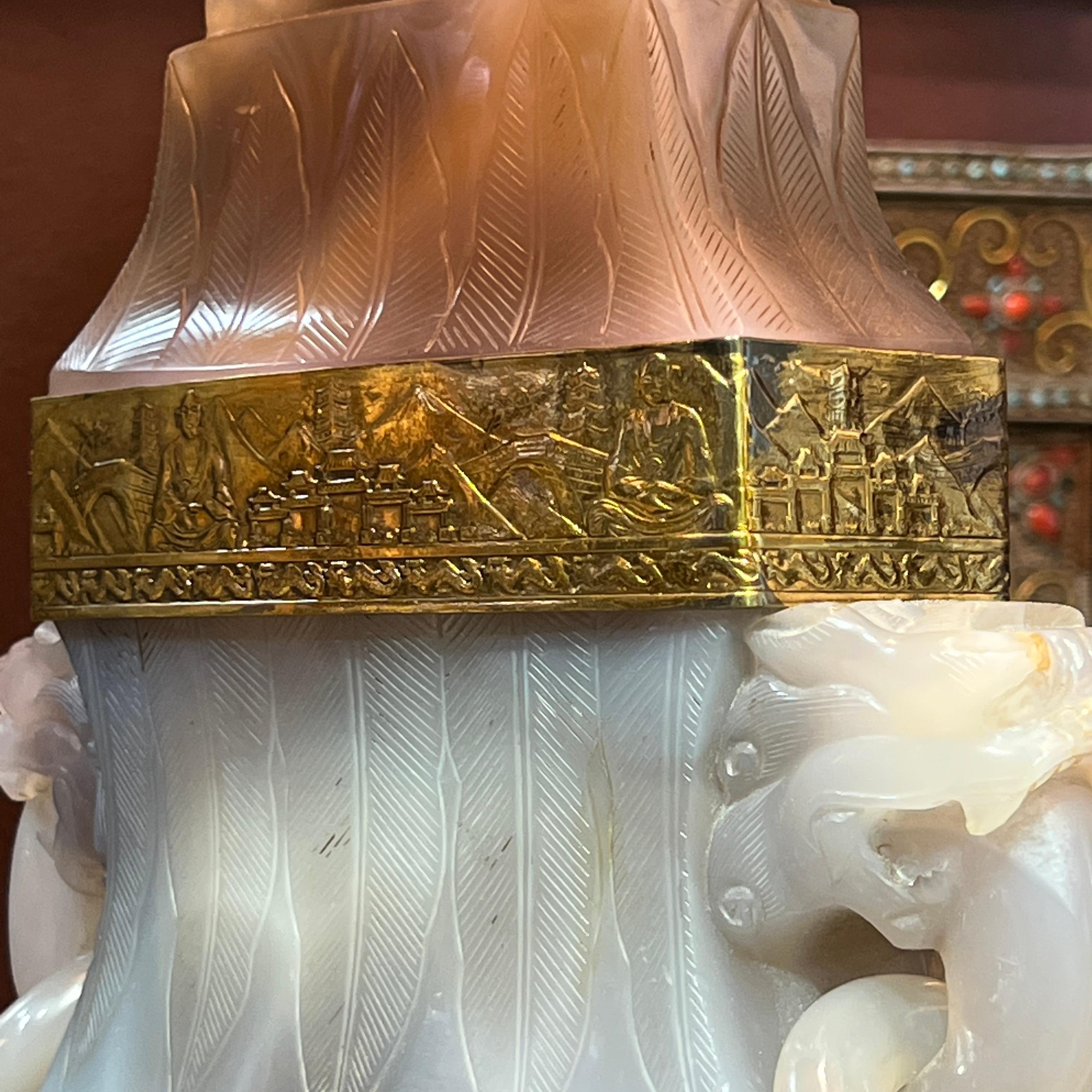 XIXe siècle Lampe chinoise arc-en-ciel archaïque en agate sculptée et métal doré en vente