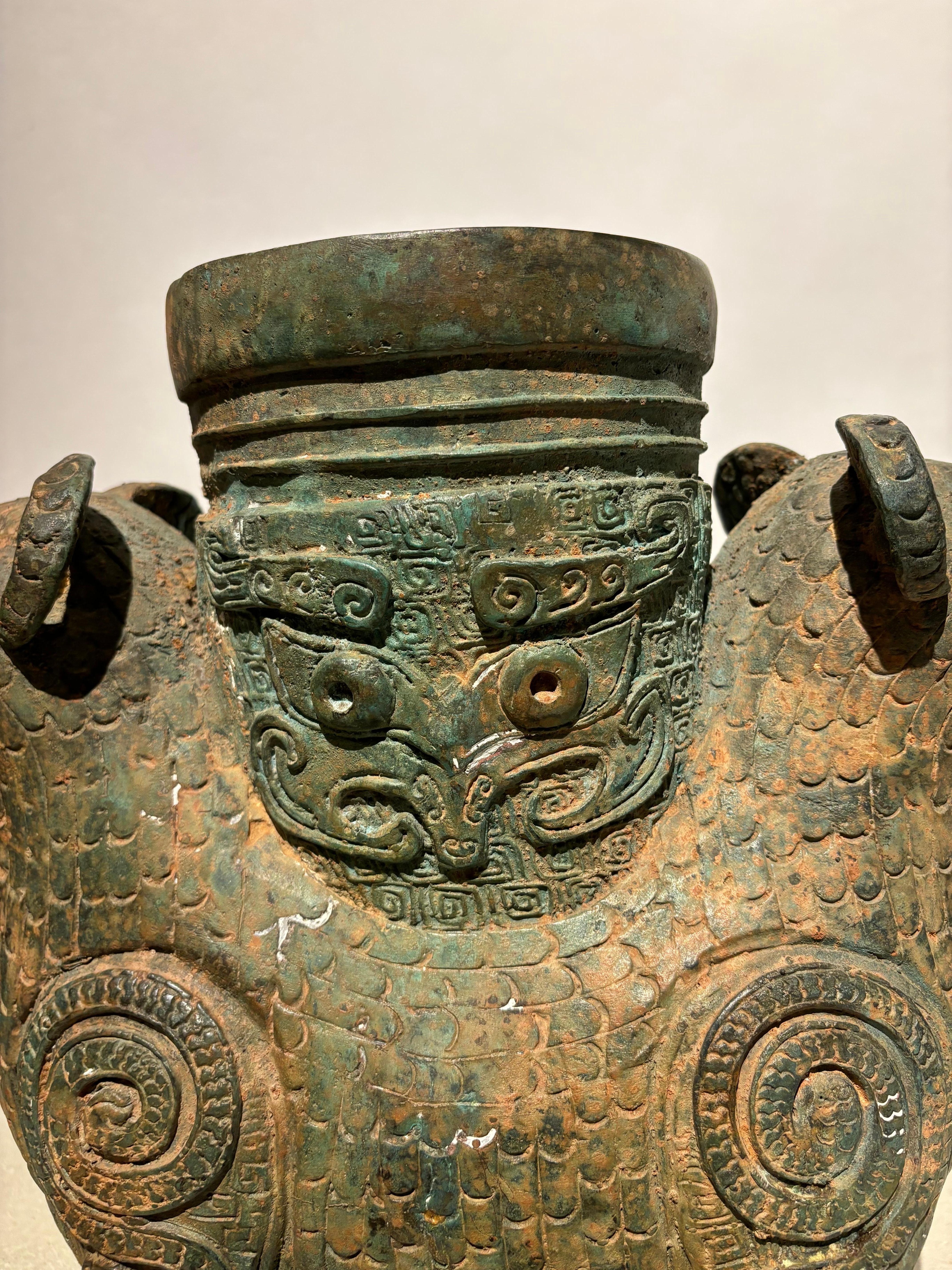 Vasija arcaística de bronce verdigris estilo Shang de 