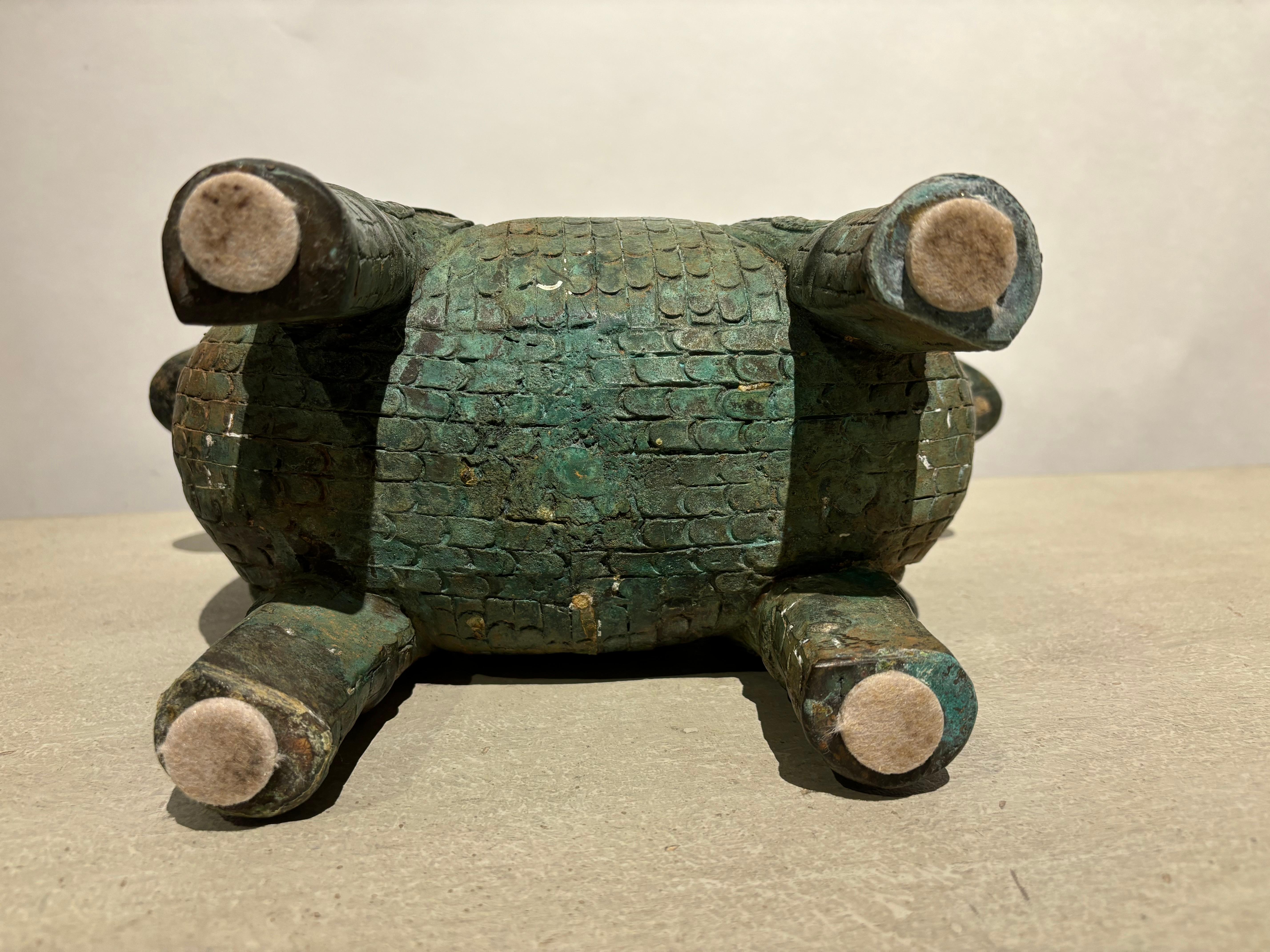 Vasija arcaística de bronce verdigris estilo Shang de 
