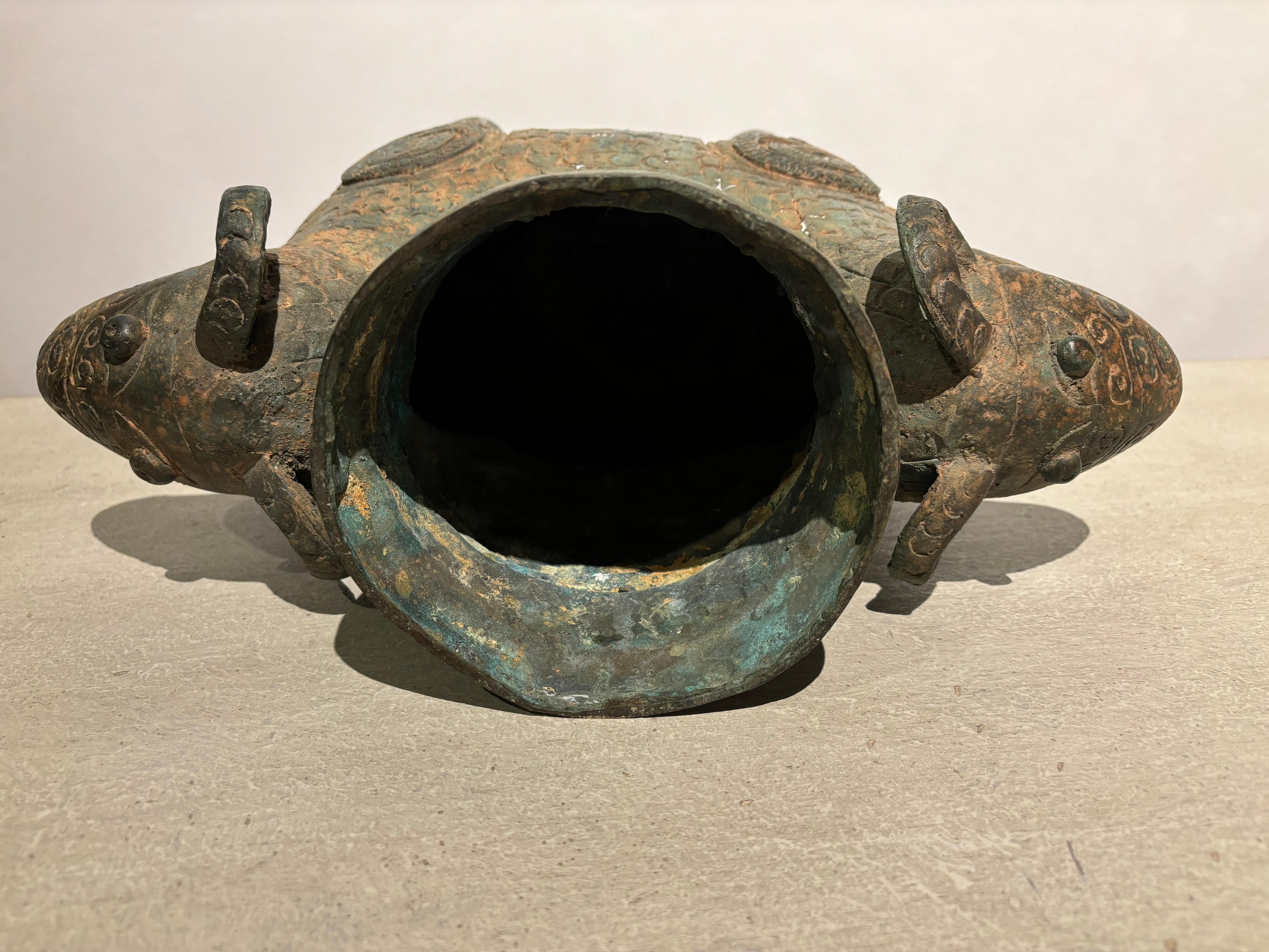 Vasija arcaística de bronce verdigris estilo Shang de 