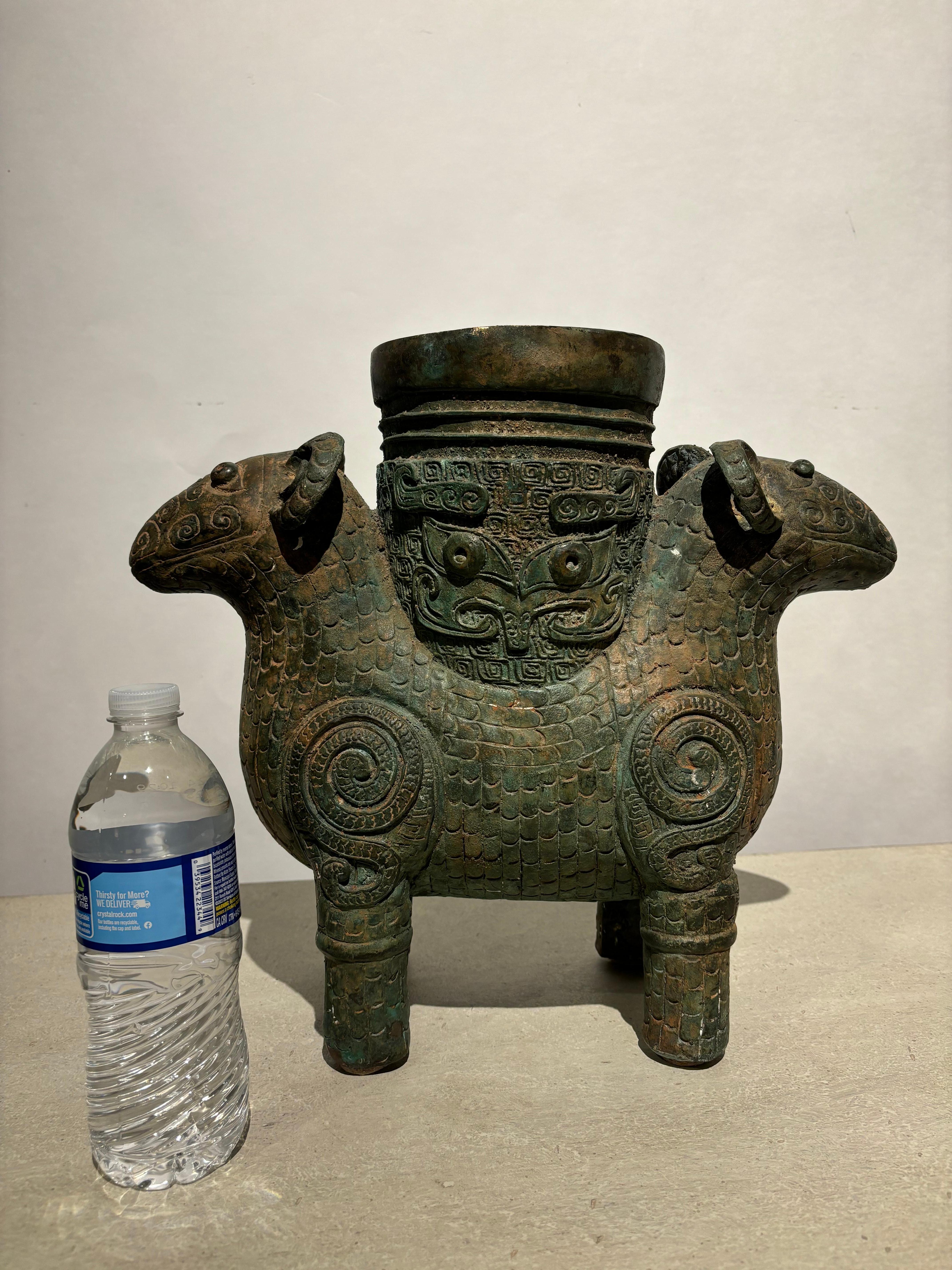 Vasija arcaística de bronce verdigris estilo Shang de 