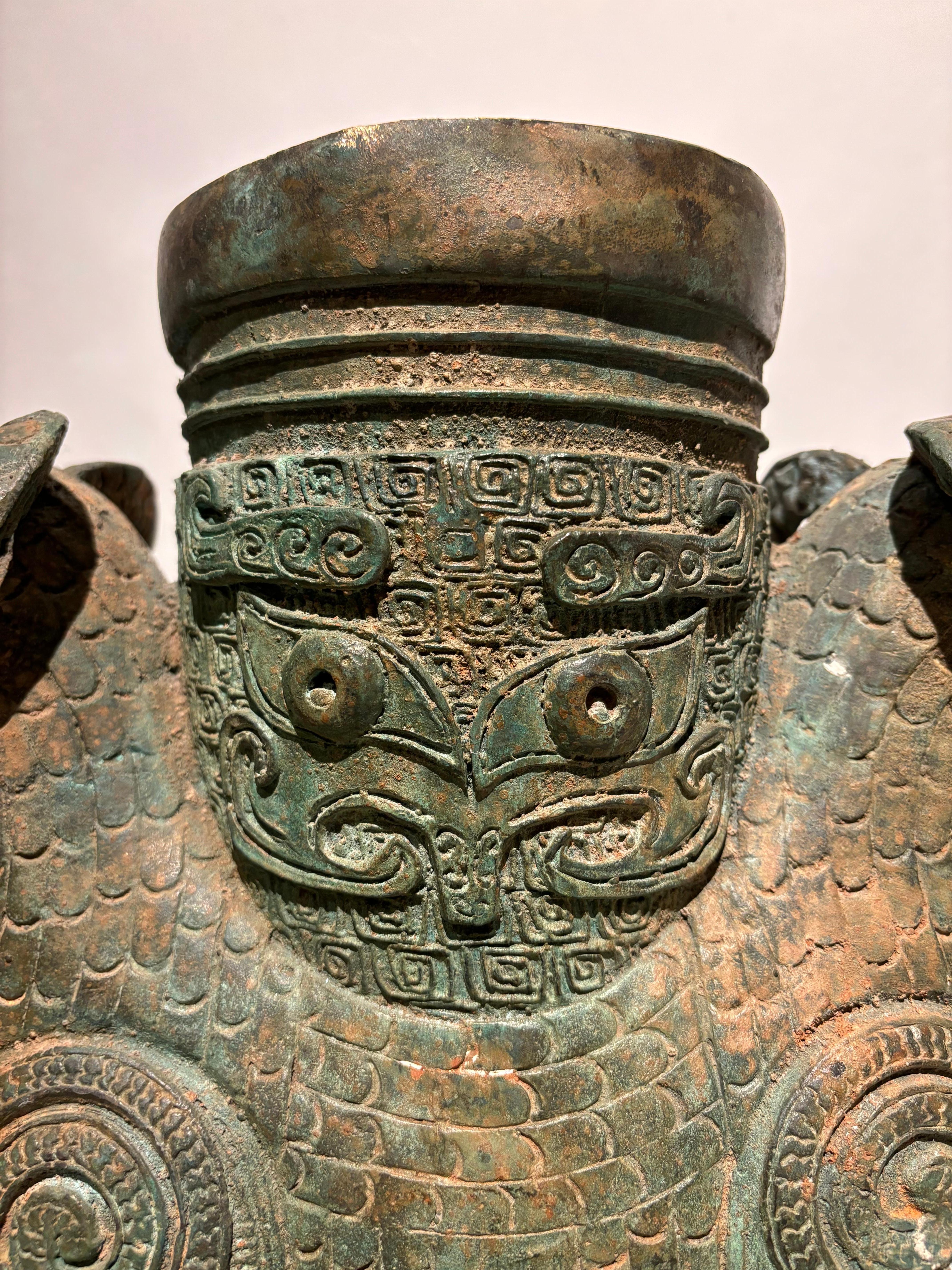 Vasija arcaística de bronce verdigris estilo Shang de 