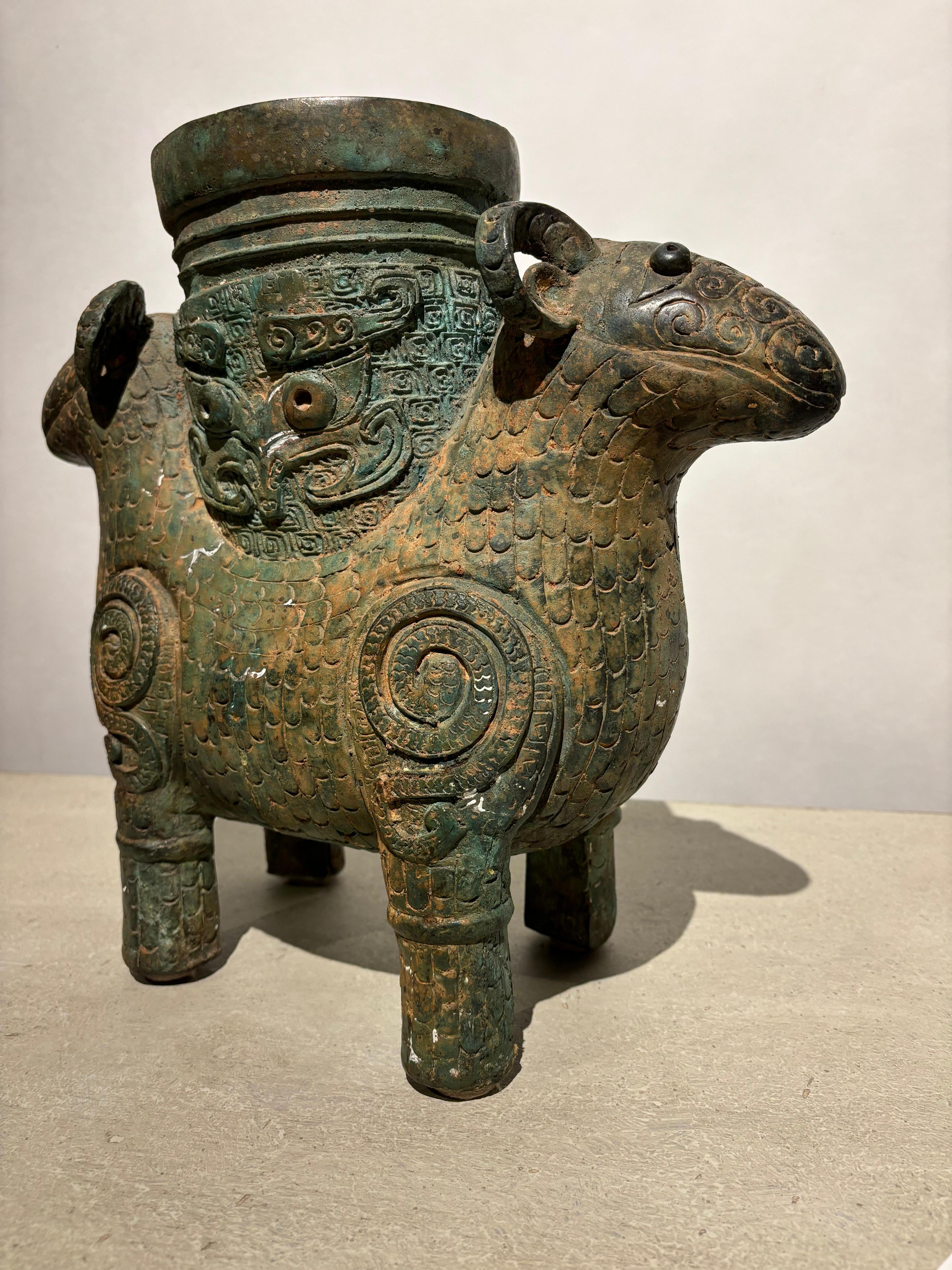 Vasija arcaística de bronce verdigris estilo Shang de 
