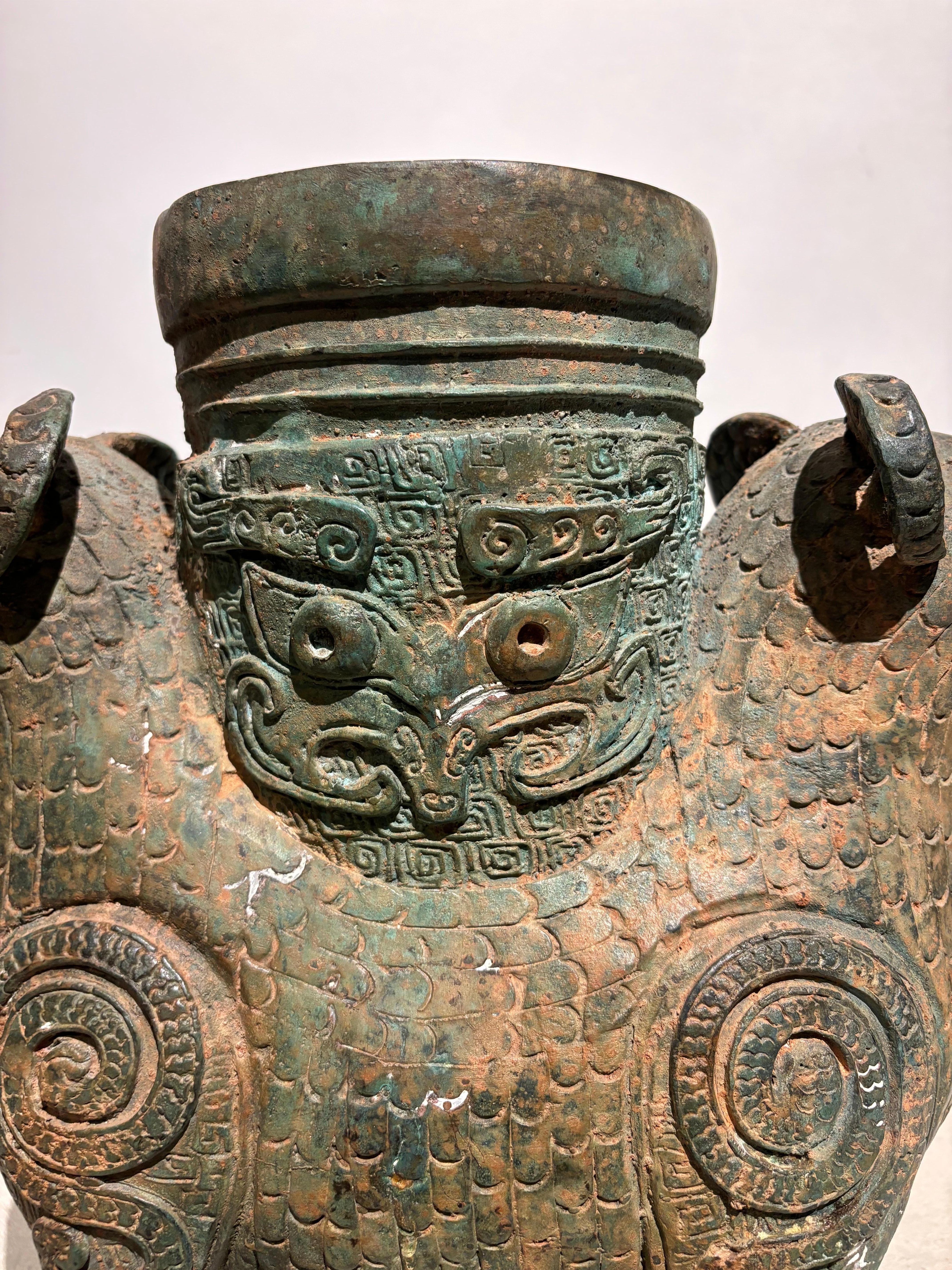 Vasija arcaística de bronce verdigris estilo Shang de 
