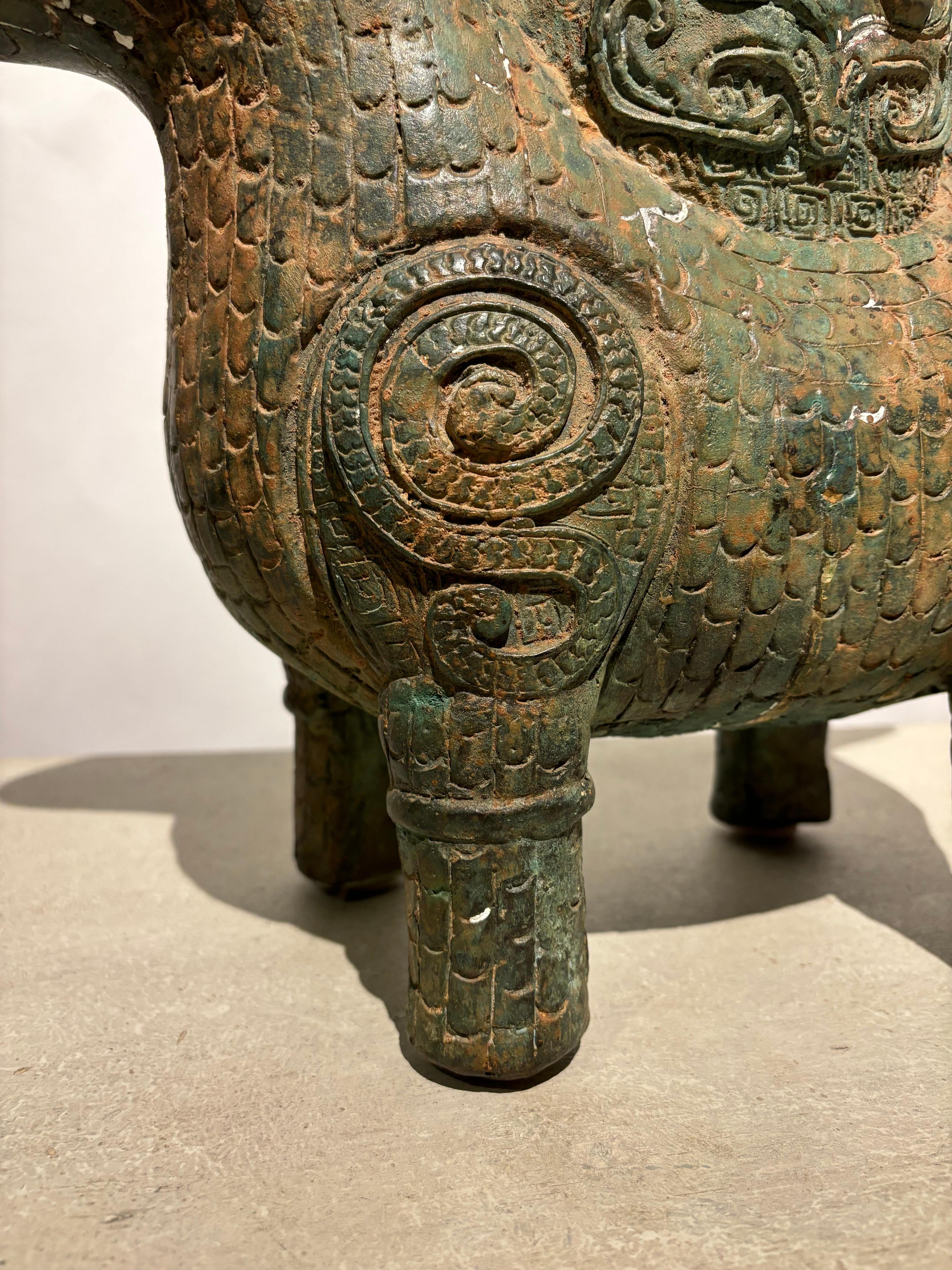 Vasija arcaística de bronce verdigris estilo Shang de 