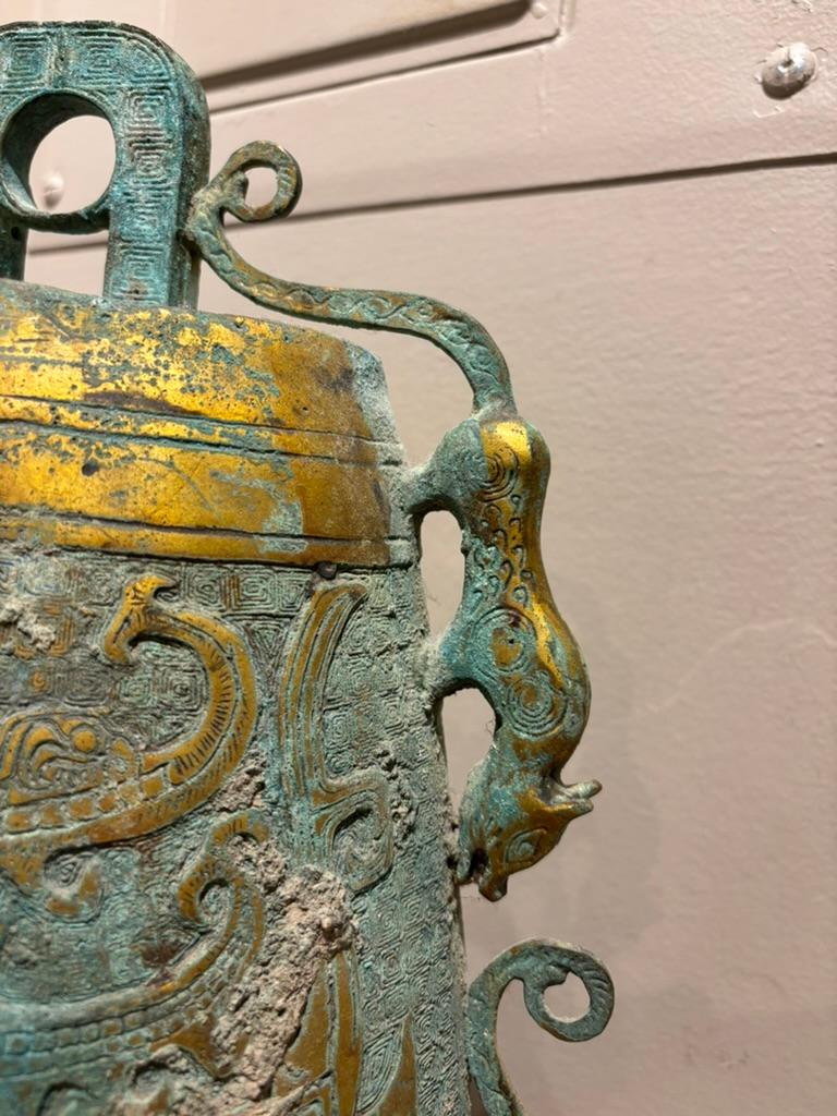 Campana in bronzo dorato in stile arcaico della dinastia Zhou, patina di Verdigris, scala grande in vendita 2