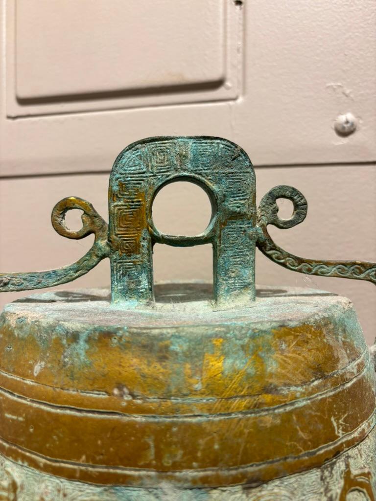 Campana in bronzo dorato in stile arcaico della dinastia Zhou, patina di Verdigris, scala grande in vendita 3