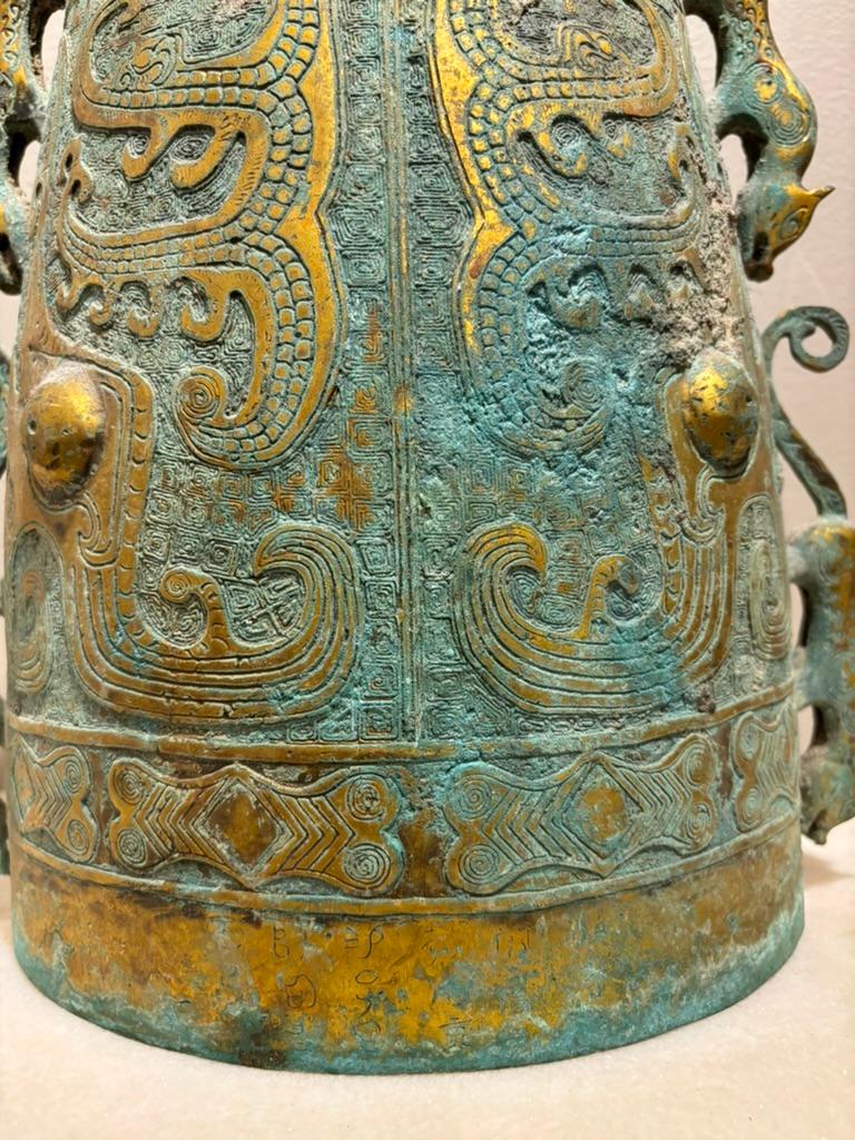 Campana in bronzo dorato in stile arcaico della dinastia Zhou, patina di Verdigris, scala grande in vendita 4