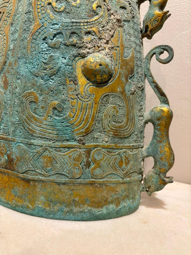 Campana in bronzo dorato in stile arcaico della dinastia Zhou, patina di Verdigris, scala grande in vendita 5