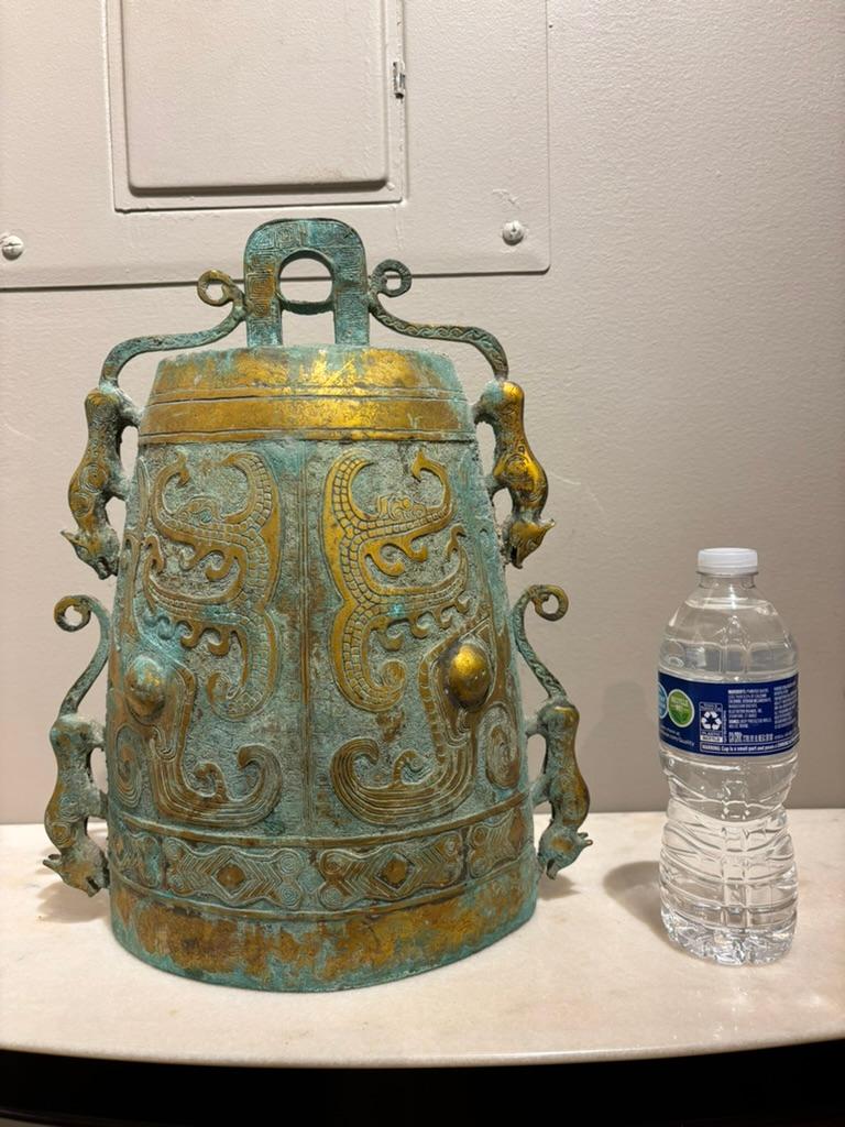 Campana in bronzo dorato in stile arcaico della dinastia Zhou, patina di Verdigris, scala grande in vendita 8