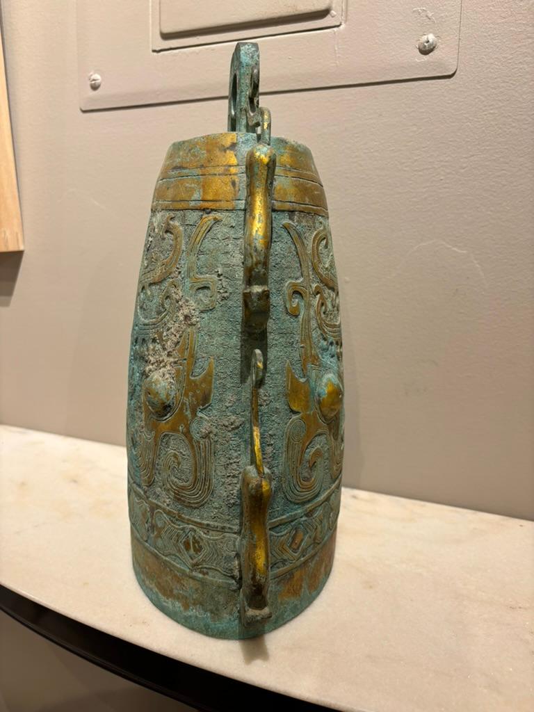 Campana in bronzo dorato in stile arcaico della dinastia Zhou, patina di Verdigris, scala grande in vendita 10