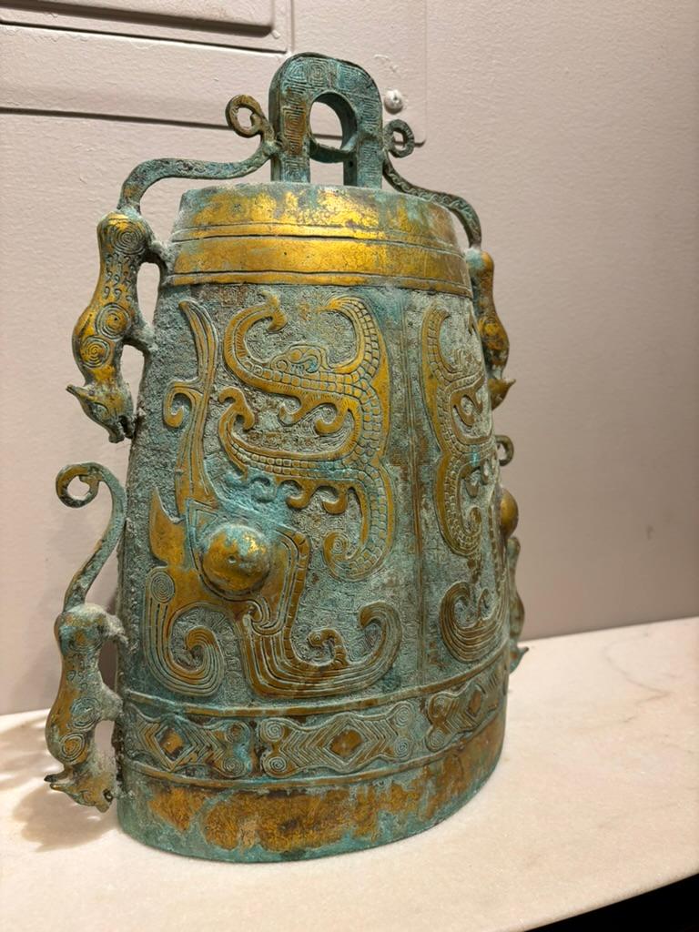 Arcaistico Campana in bronzo dorato in stile arcaico della dinastia Zhou, patina di Verdigris, scala grande in vendita