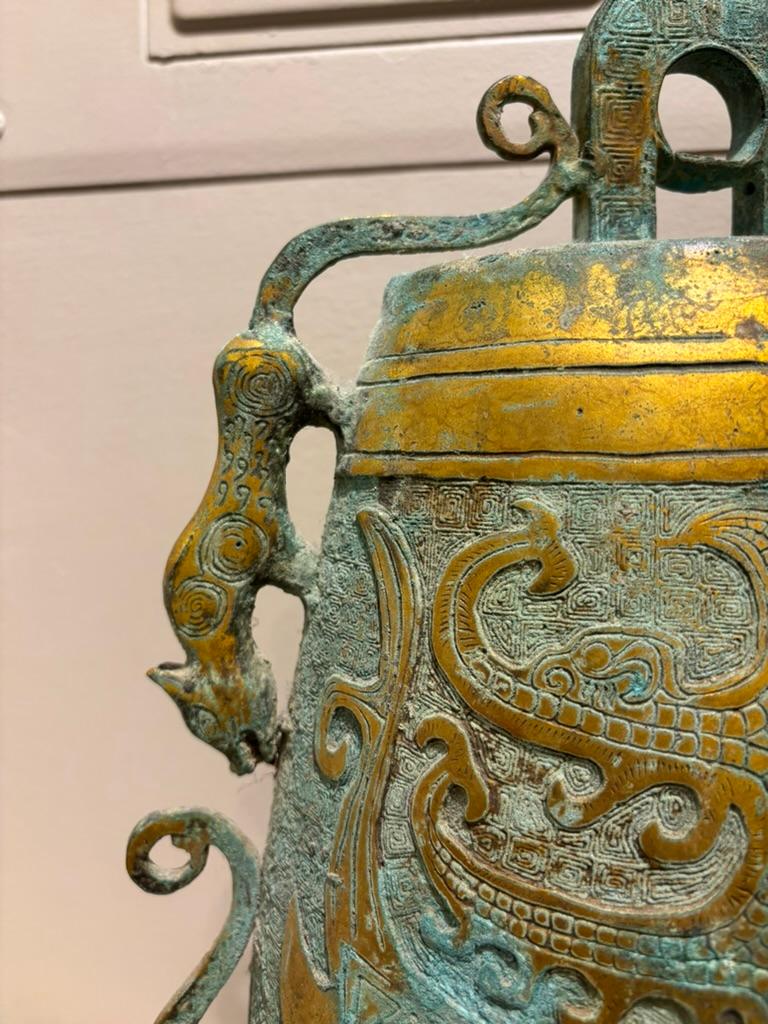 Cinese Campana in bronzo dorato in stile arcaico della dinastia Zhou, patina di Verdigris, scala grande in vendita