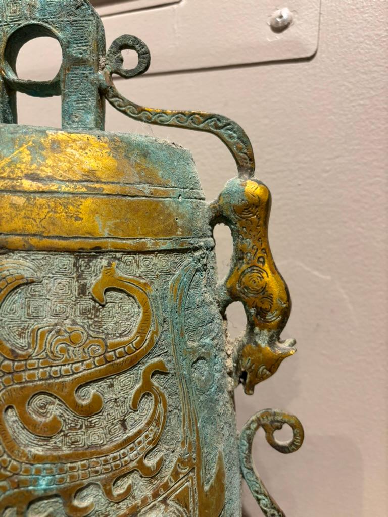 Dorato Campana in bronzo dorato in stile arcaico della dinastia Zhou, patina di Verdigris, scala grande in vendita