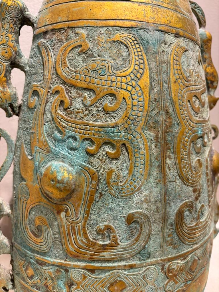 Campana in bronzo dorato in stile arcaico della dinastia Zhou, patina di Verdigris, scala grande In condizioni buone in vendita a Stamford, CT