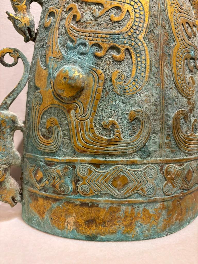 XX secolo Campana in bronzo dorato in stile arcaico della dinastia Zhou, patina di Verdigris, scala grande in vendita