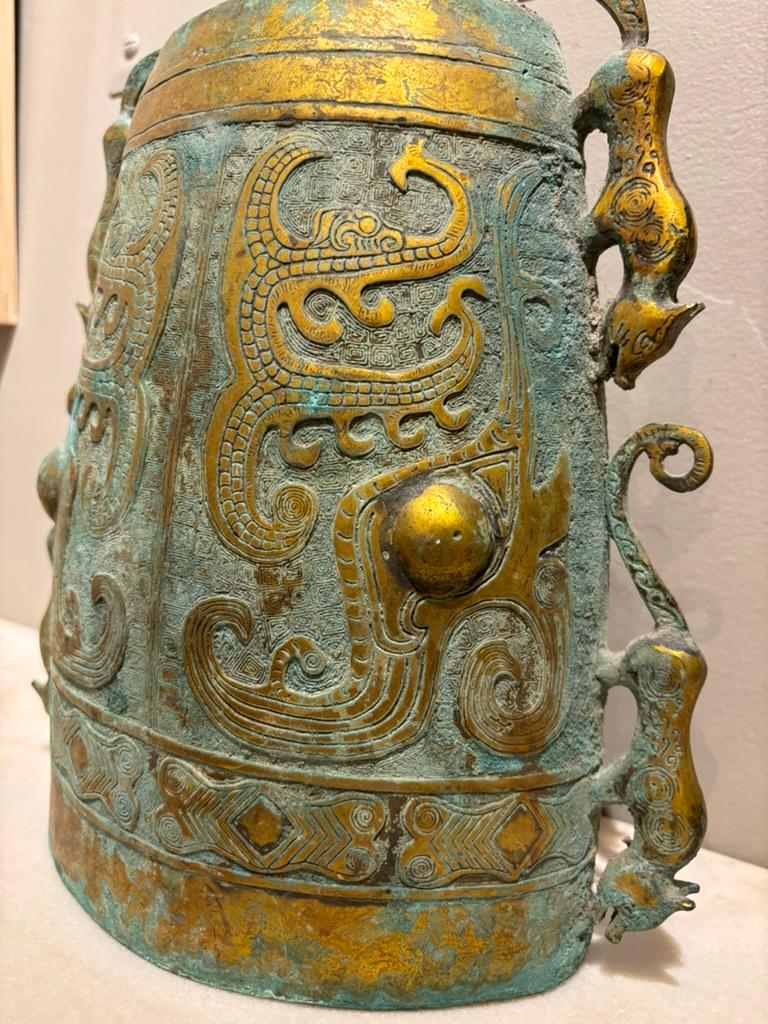 Bronzo Campana in bronzo dorato in stile arcaico della dinastia Zhou, patina di Verdigris, scala grande in vendita