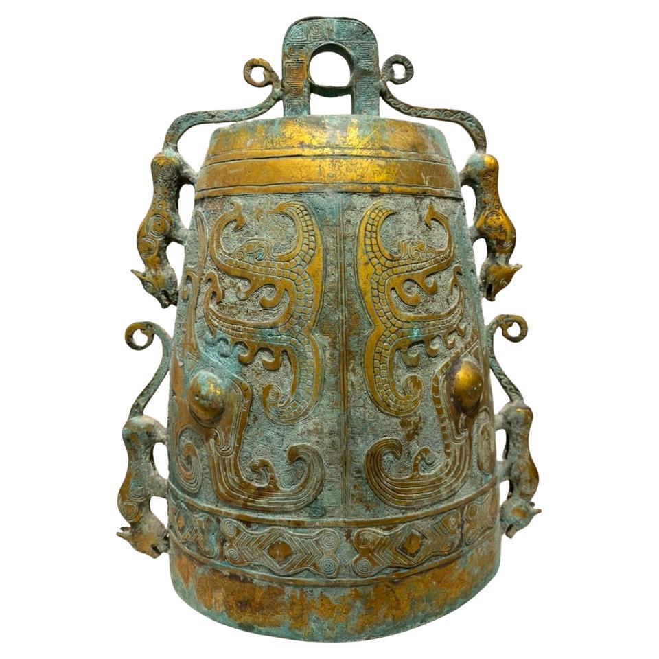 Campana de Bronce Dorado Estilo Dinastía Zhou Arcaísta, Pátina de Verdigris, Gran Escala