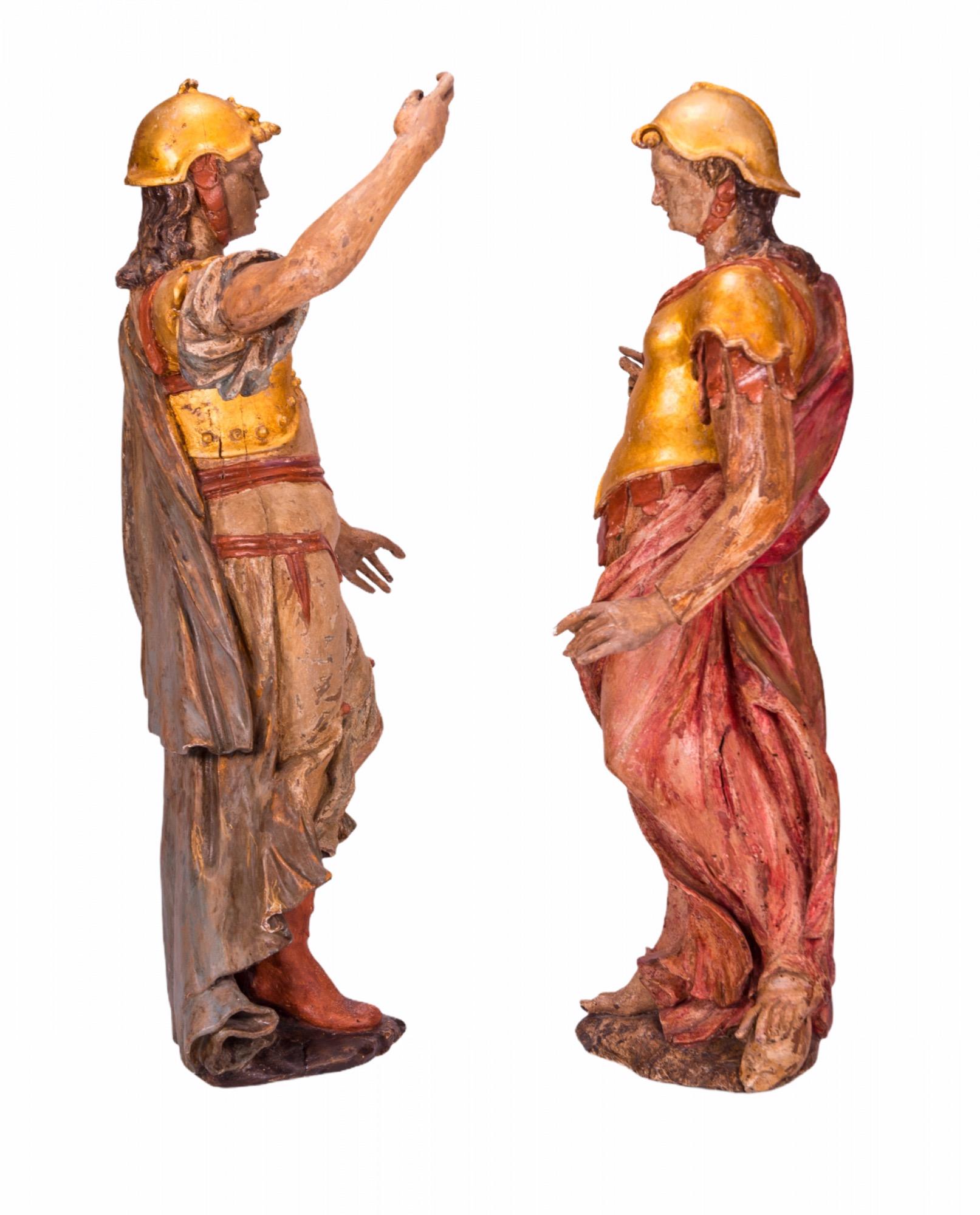 Paire de sculptures d'archanges baroques italiennes de la fin du XVIIe siècle en bois sculpté, dorées et polychromées, montées sur des bases en Lucite.