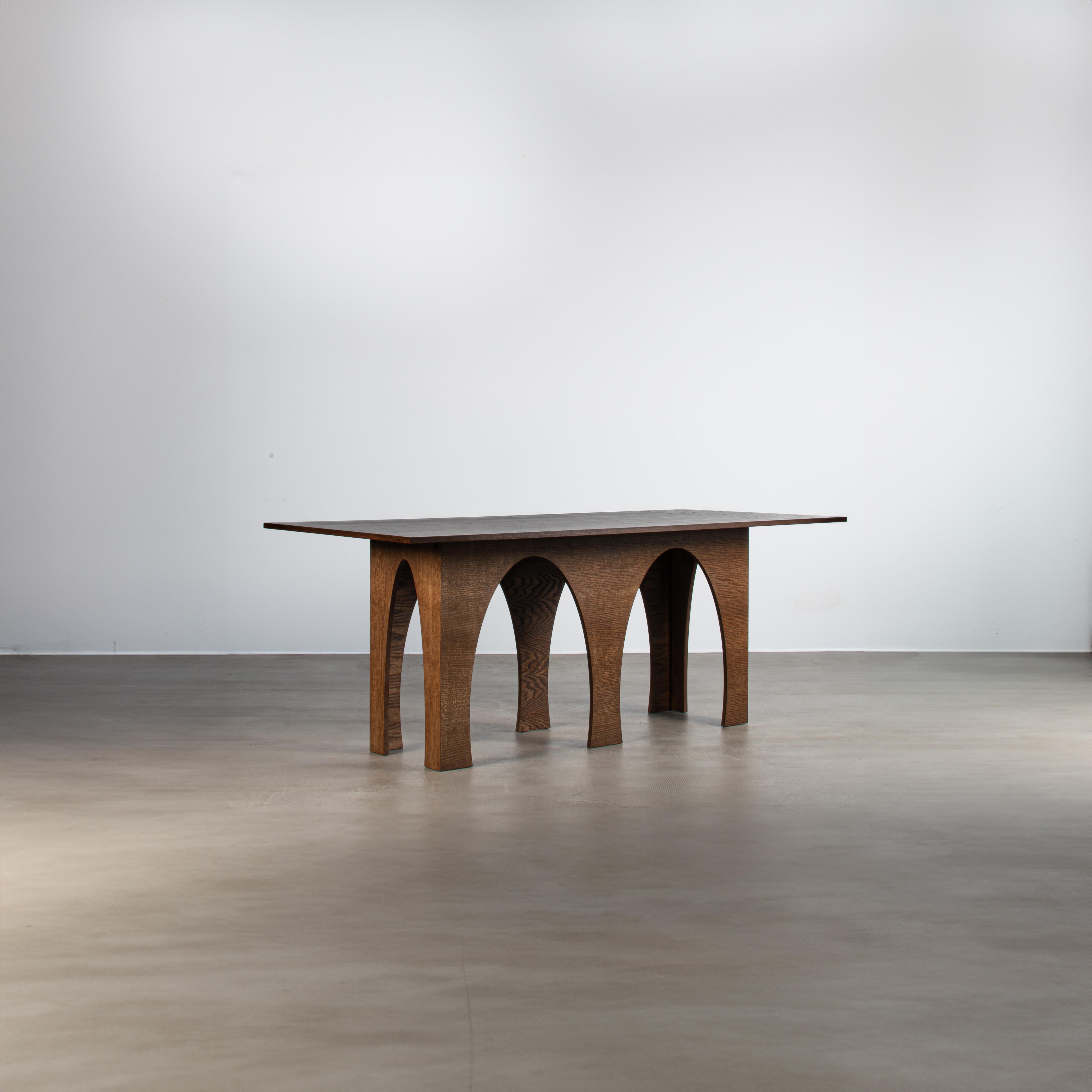 Arche Esstisch von Pastform
Abmessungen: T 90 x B 120 x H 75 cm.
MATERIALIEN: Gebeiztes und lackiertes Holz.

Erhältlich in verschiedenen Holzausführungen: Whiskey, Rum, BPA, Nobel, Brandy, Schwarz und Natura. Erhältlich in verschiedenen Größen.