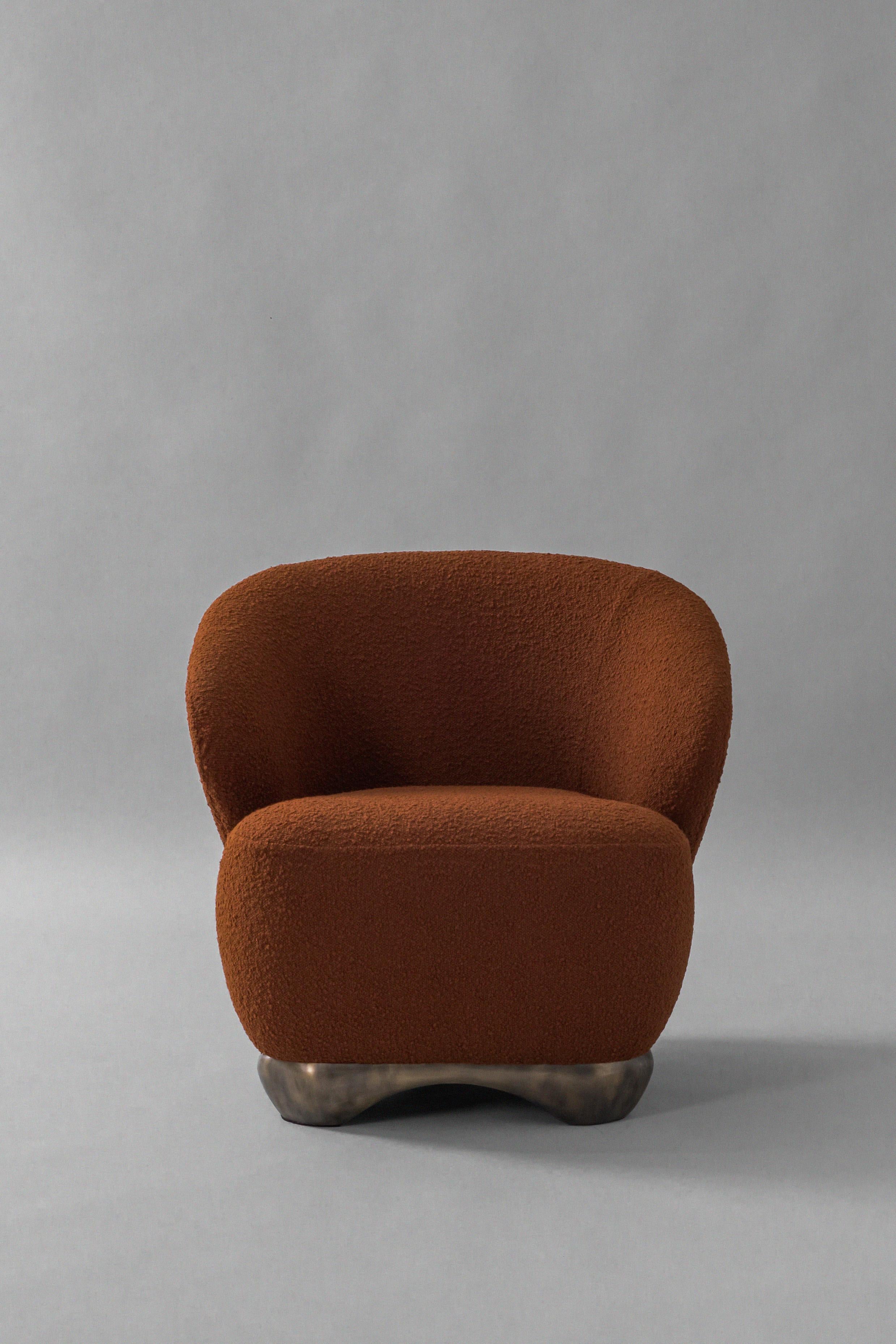 The Arche Lounge embodies elegance and sophistication in the form of an artfully sculpted metal base and softly rounded silhouette. The base, a graceful arch crafted from solid bronze, is meticulously cast by hand in our metal foundry. Comfort,
