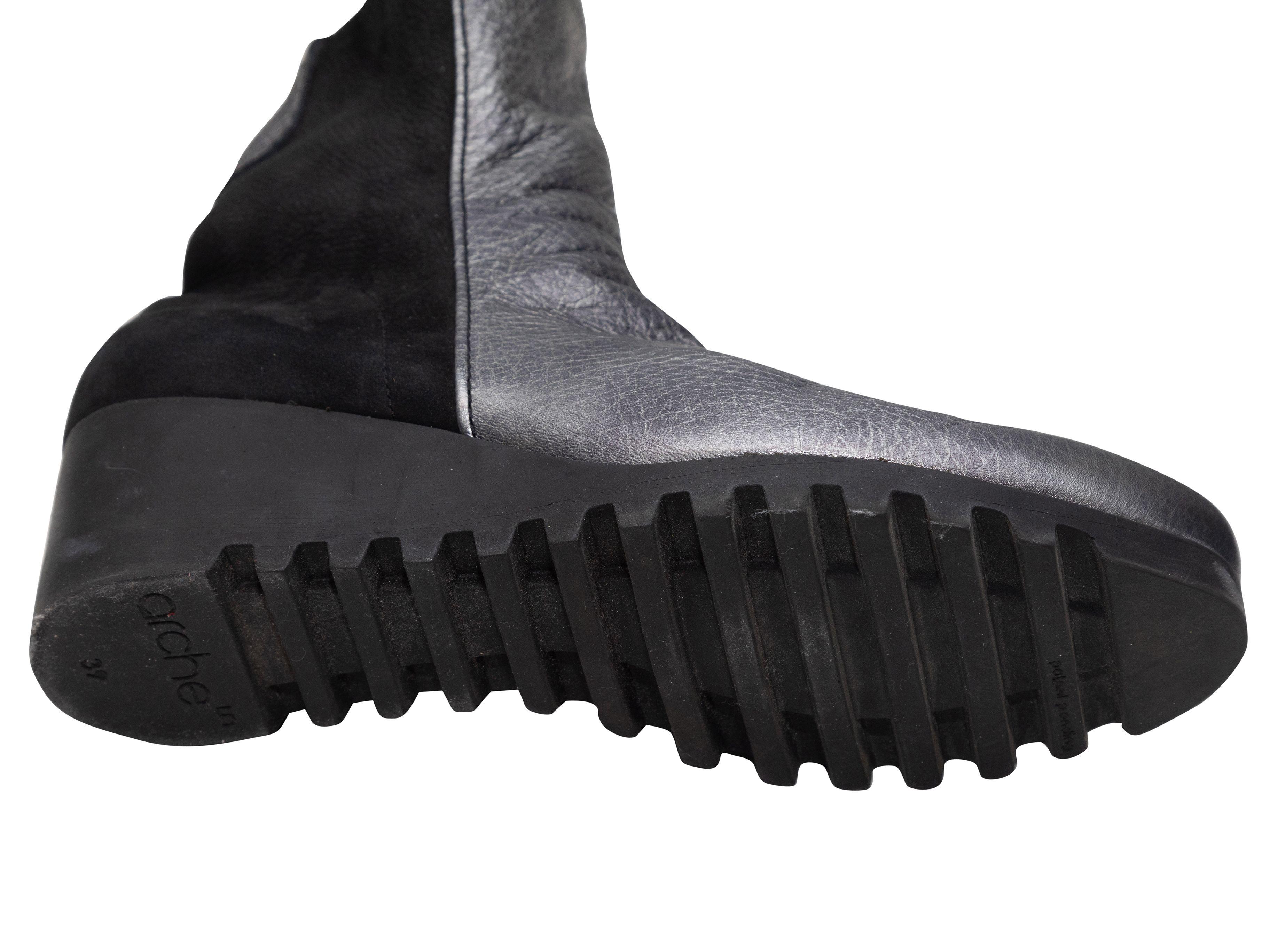 Details zum Produkt: Silberne Leder- und schwarze Wildleder-Keilstiefeletten von Arche. Pull-on Stil. 0,5