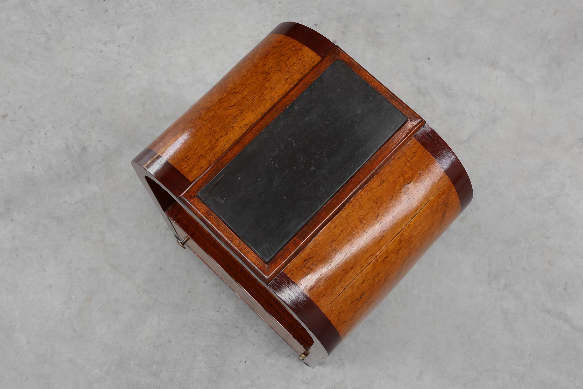 Tavolino Art Deco ad arco con contenitore e piano in marmo nero, Francia anni '20 in vendita 4