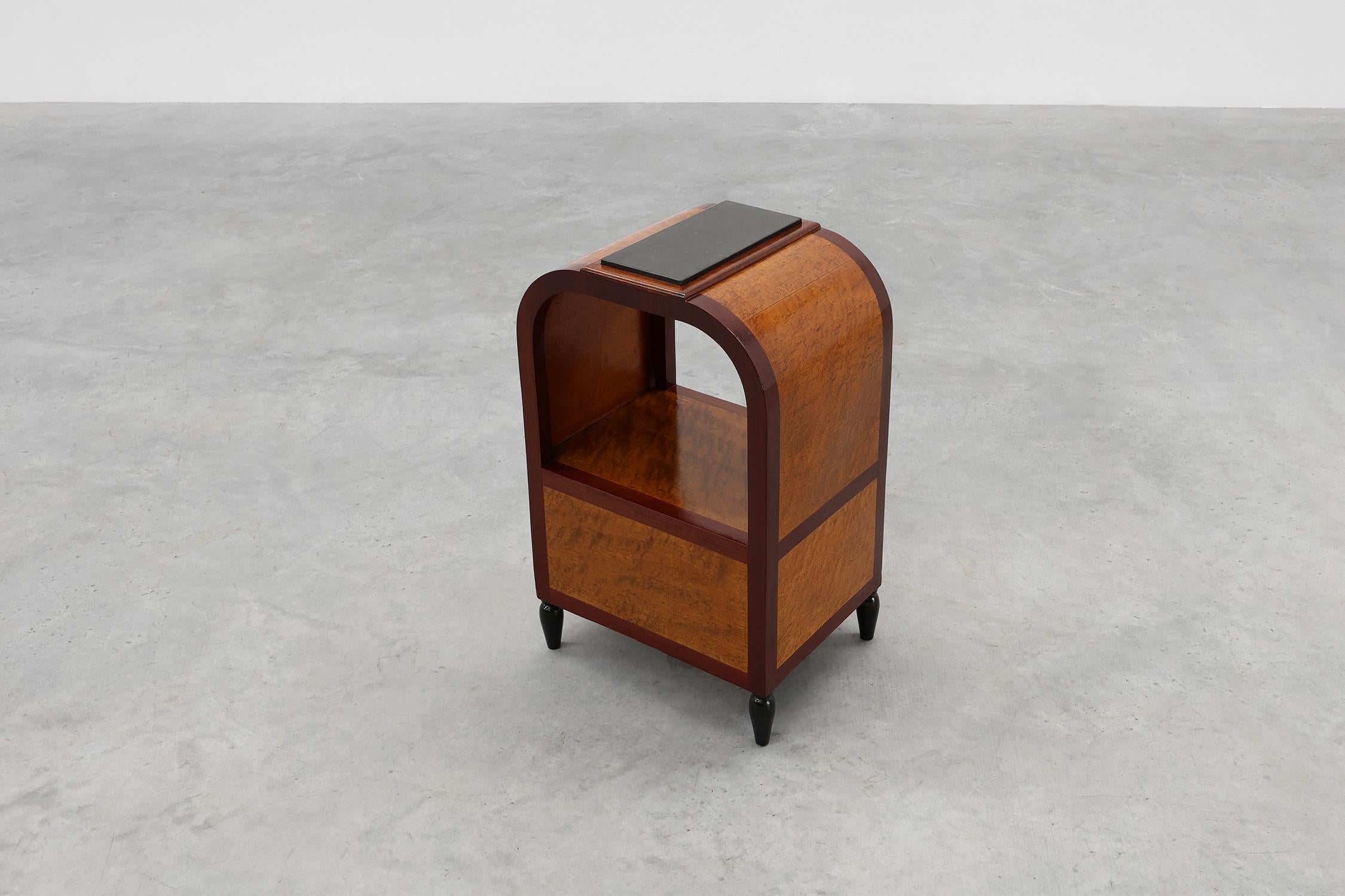 Tavolino Art Deco ad arco con contenitore e piano in marmo nero, Francia anni '20 in vendita 5