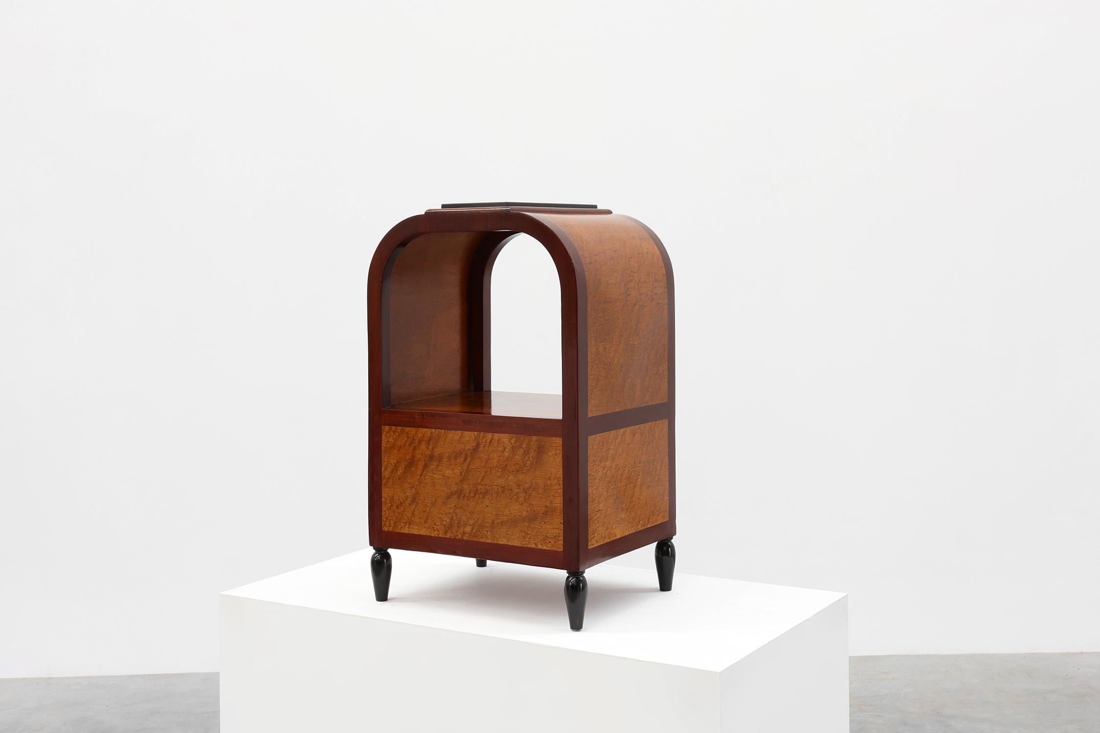 Tavolino Art Deco ad arco con contenitore e piano in marmo nero, Francia anni '20 in vendita 6