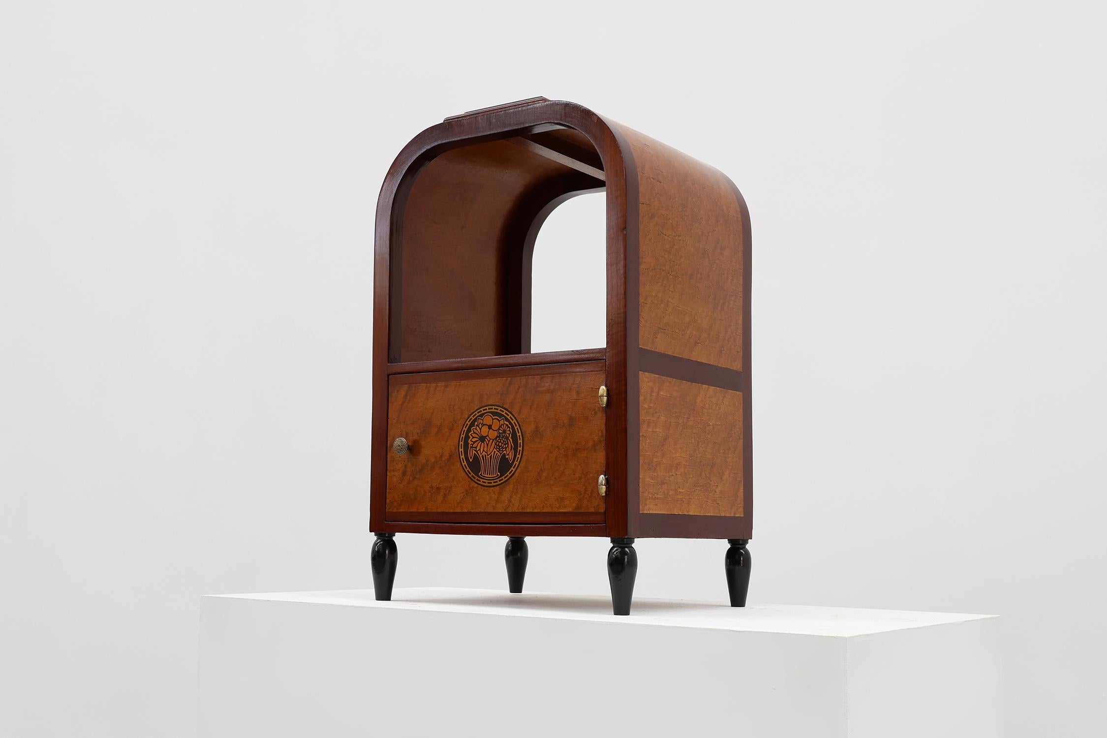 Tavolino Art Deco ad arco con contenitore e piano in marmo nero, Francia anni '20 in vendita 8