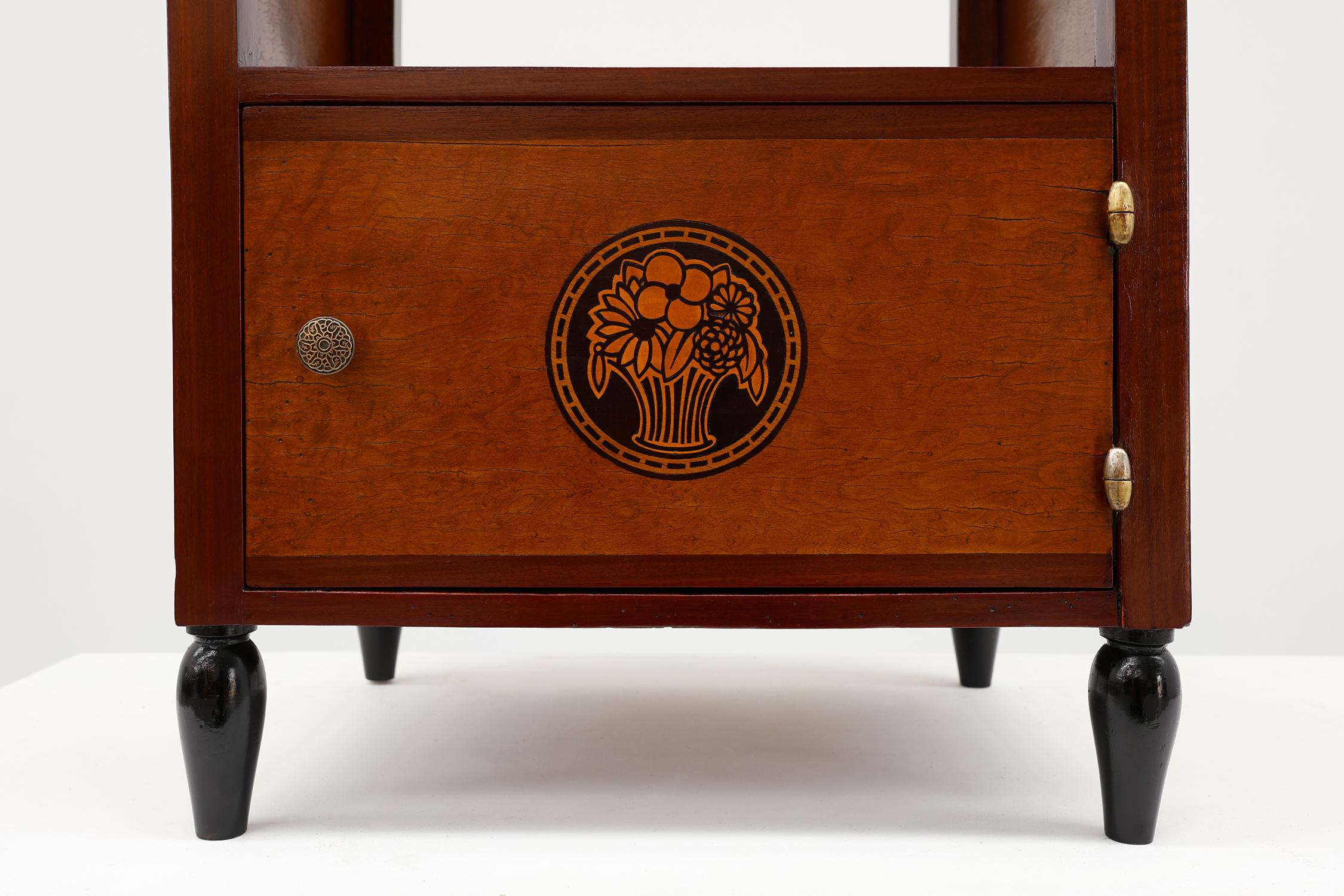 Francia / 1920 / mobile o comodino / legno, marmo / Art Deco

Tavolino o mobiletto Art Déco unico nel suo genere, realizzato a mano in Francia nel 1900. Questo pezzo molto speciale presenta una parte superiore in legno ad arco con un raro piano in