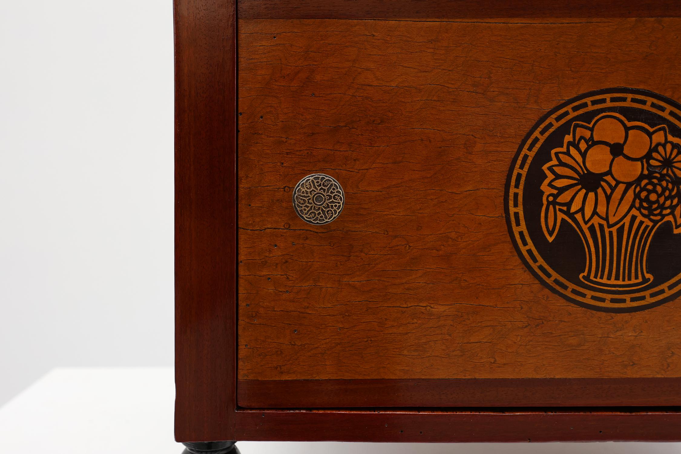 Art Déco Tavolino Art Deco ad arco con contenitore e piano in marmo nero, Francia anni '20 in vendita