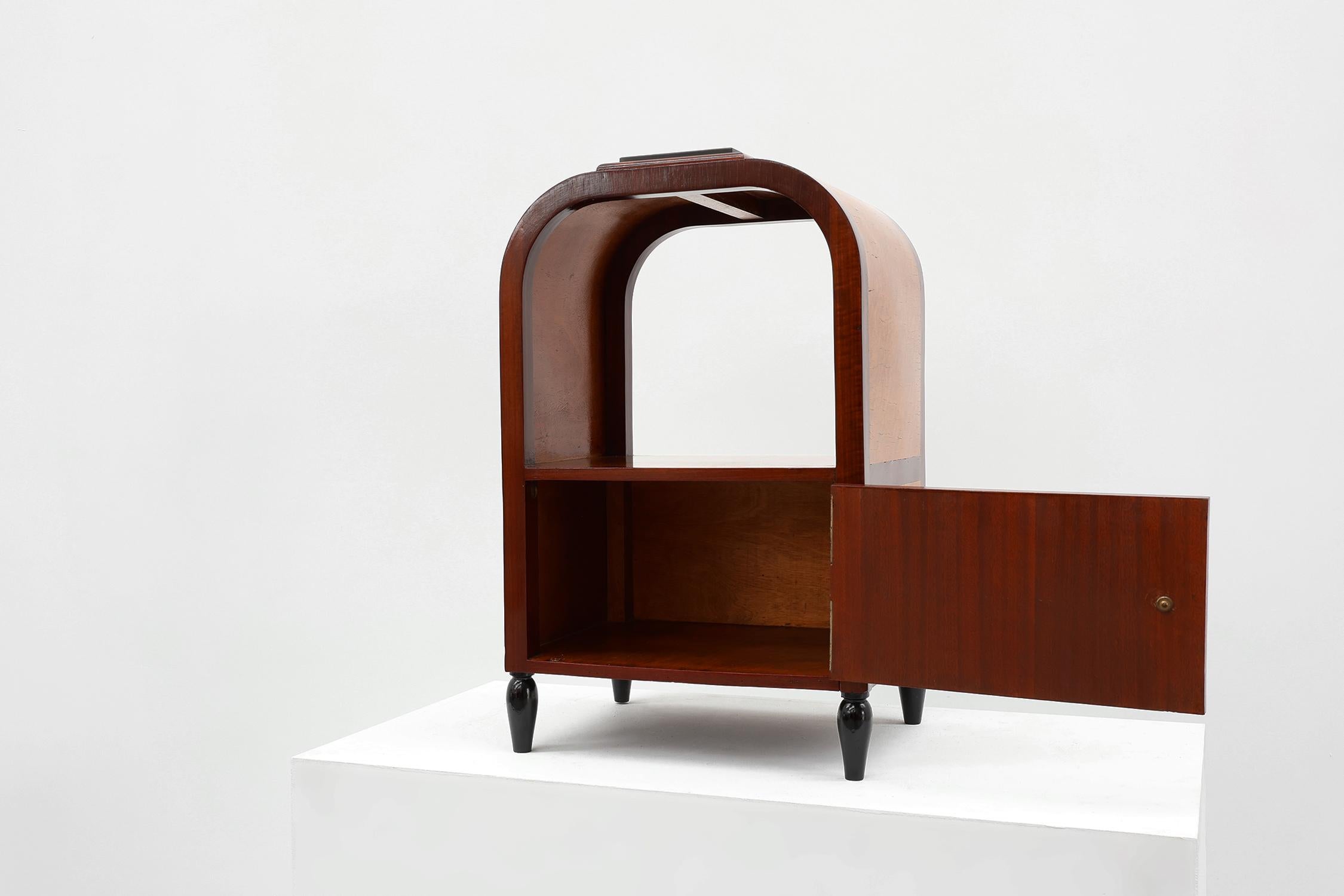 Francese Tavolino Art Deco ad arco con contenitore e piano in marmo nero, Francia anni '20 in vendita