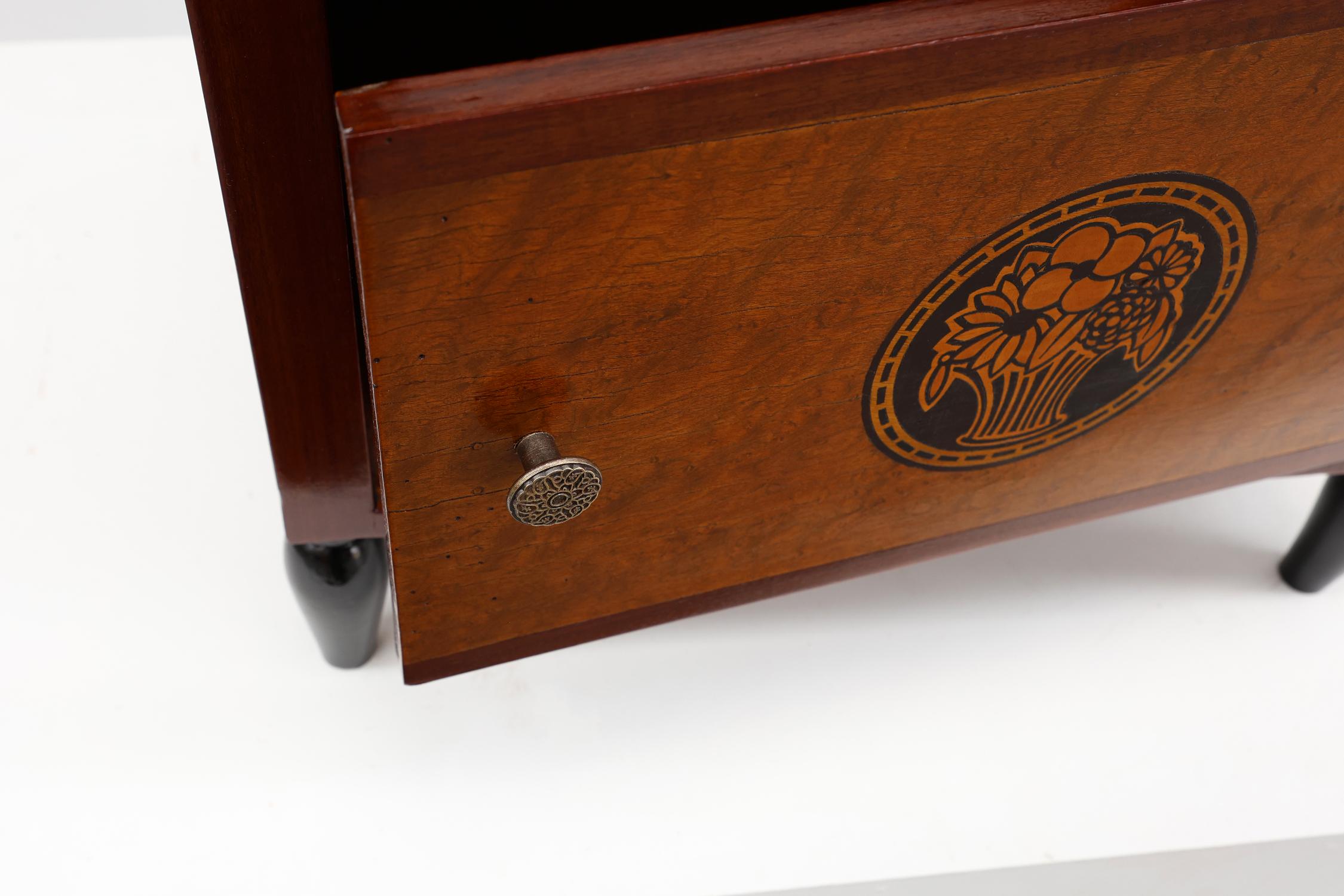 Tavolino Art Deco ad arco con contenitore e piano in marmo nero, Francia anni '20 In condizioni buone in vendita a Meulebeke, BE