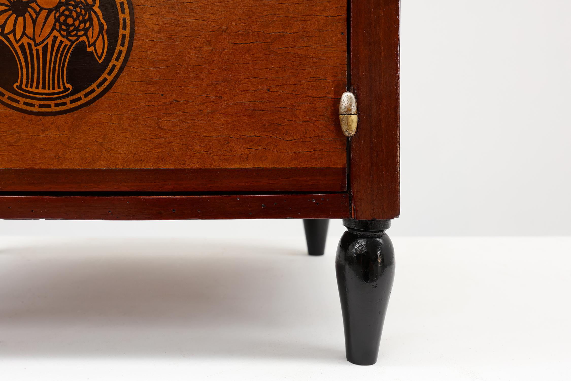 Inizio XX secolo Tavolino Art Deco ad arco con contenitore e piano in marmo nero, Francia anni '20 in vendita