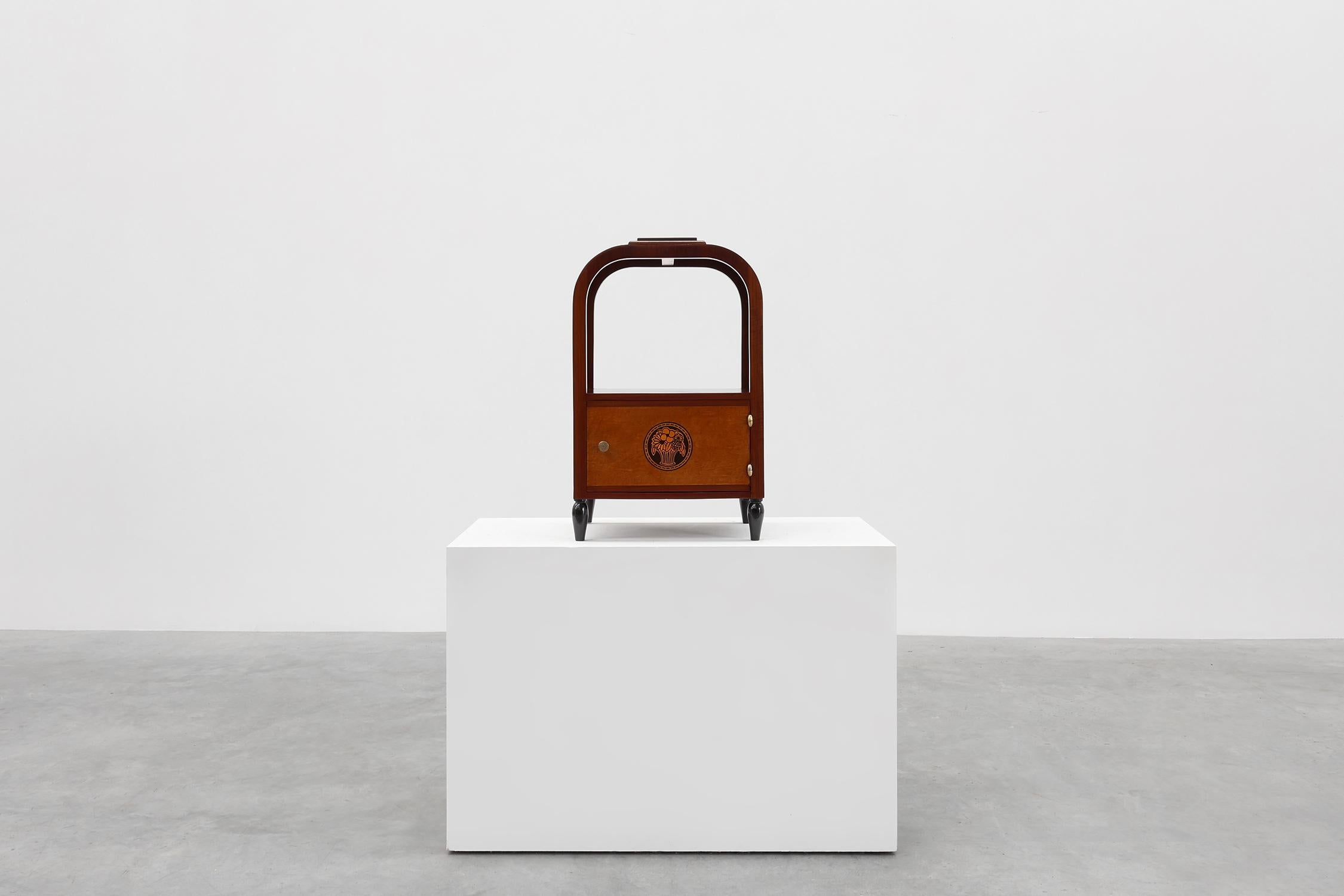 Marmo nero Belgio Tavolino Art Deco ad arco con contenitore e piano in marmo nero, Francia anni '20 in vendita