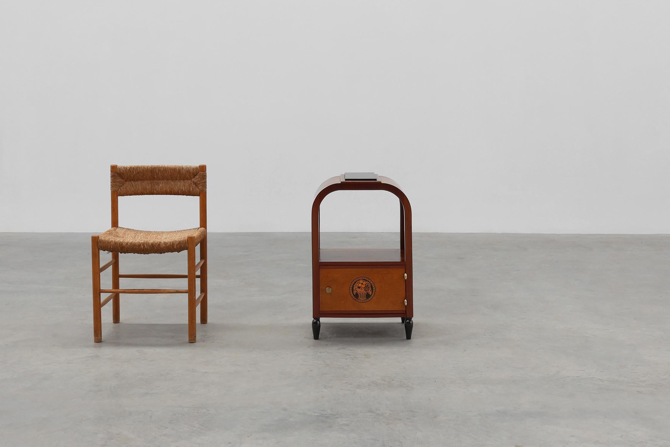 Tavolino Art Deco ad arco con contenitore e piano in marmo nero, Francia anni '20 in vendita 2