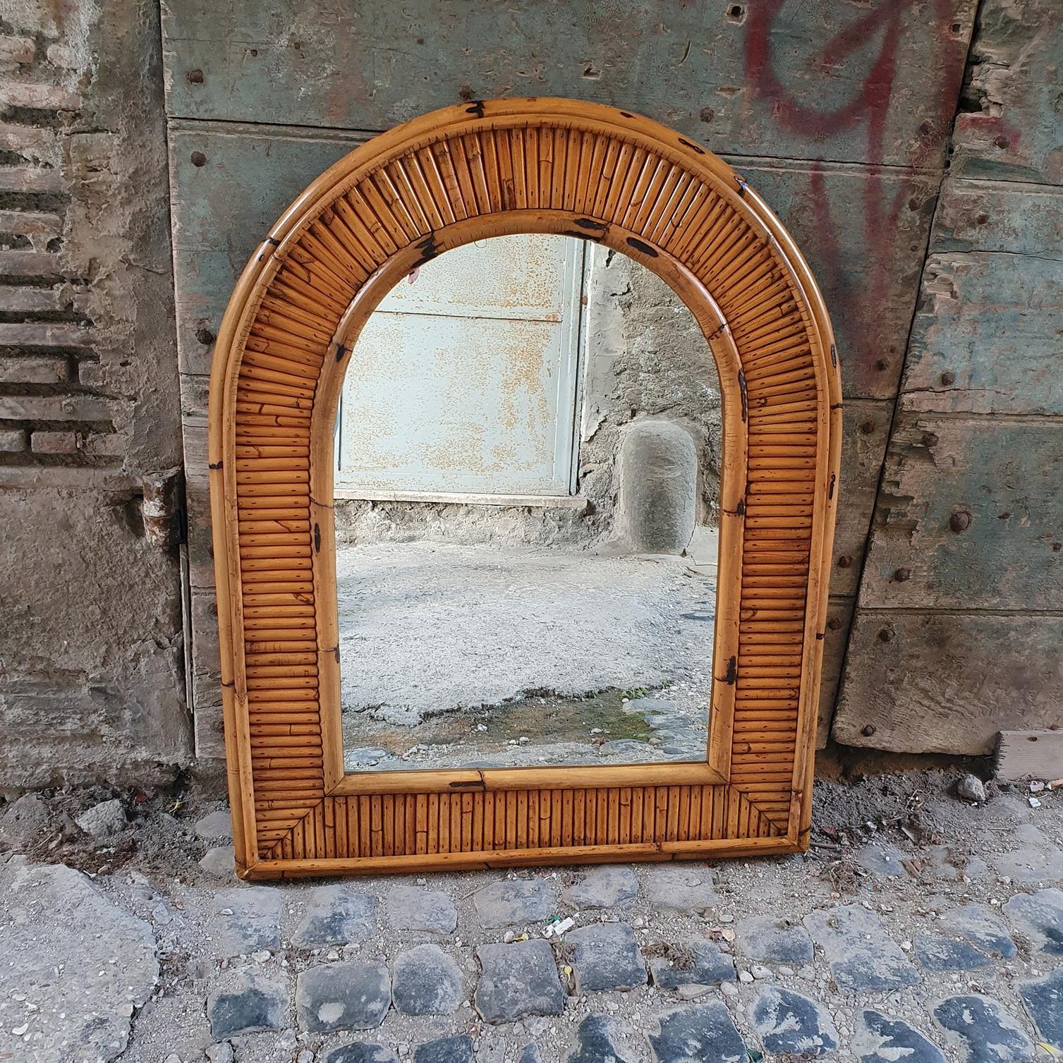 Uno specchio ad arco degli anni '60 in bambù, splendidamente realizzato dal produttore italiano Vivai del Sud. 

Vivai del Sud è stato un produttore di mobili italiano che si è fatto notare negli anni Cinquanta. L'azienda era rinomata per l'uso