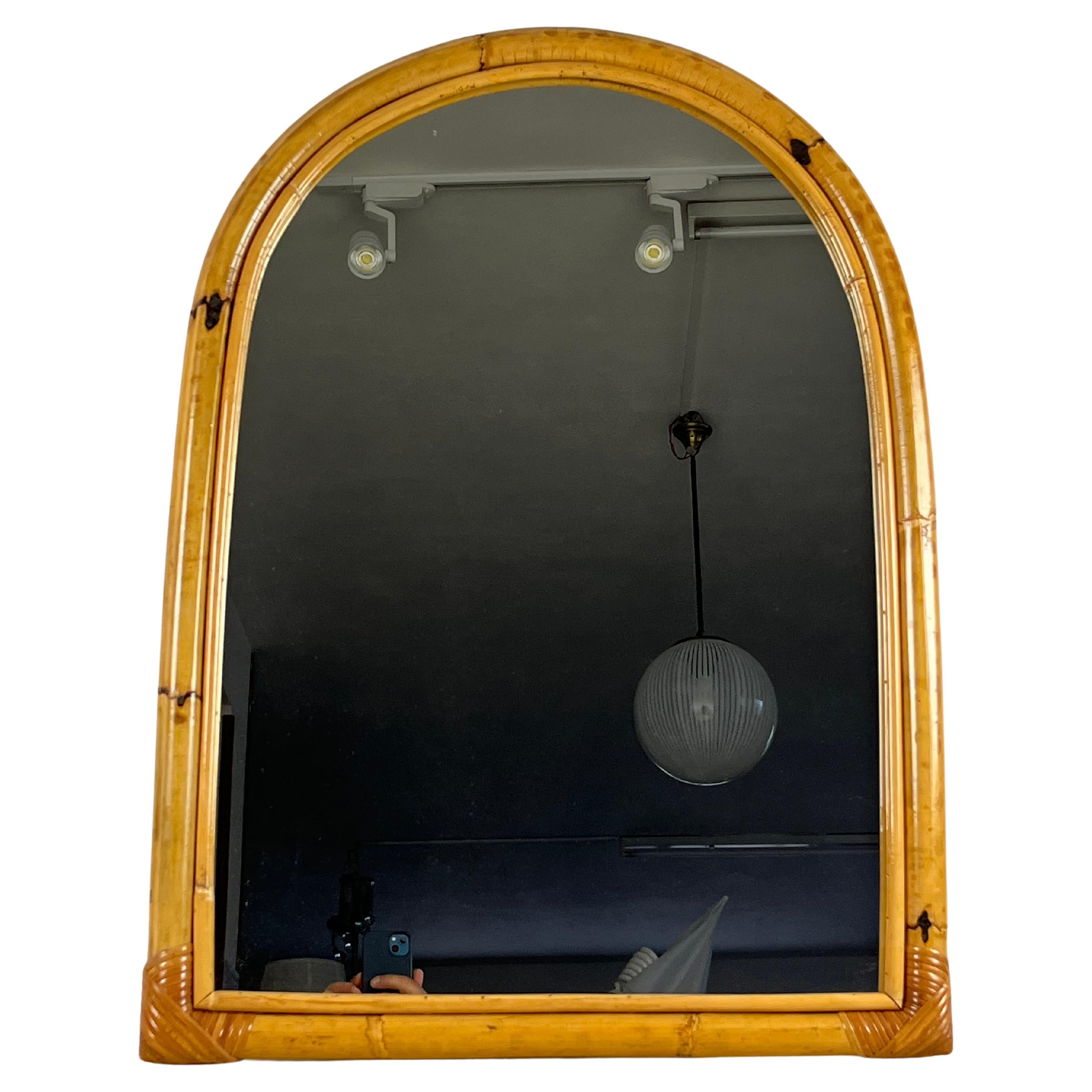 Gewölbter Spiegel aus Bambus, Italien, 1970er Jahre
Gekauft von meinen Großeltern, als sie 1971 das Ferienhaus am Meer einrichteten.
Es ist in ausgezeichnetem Zustand, kleine Gebrauchsspuren.