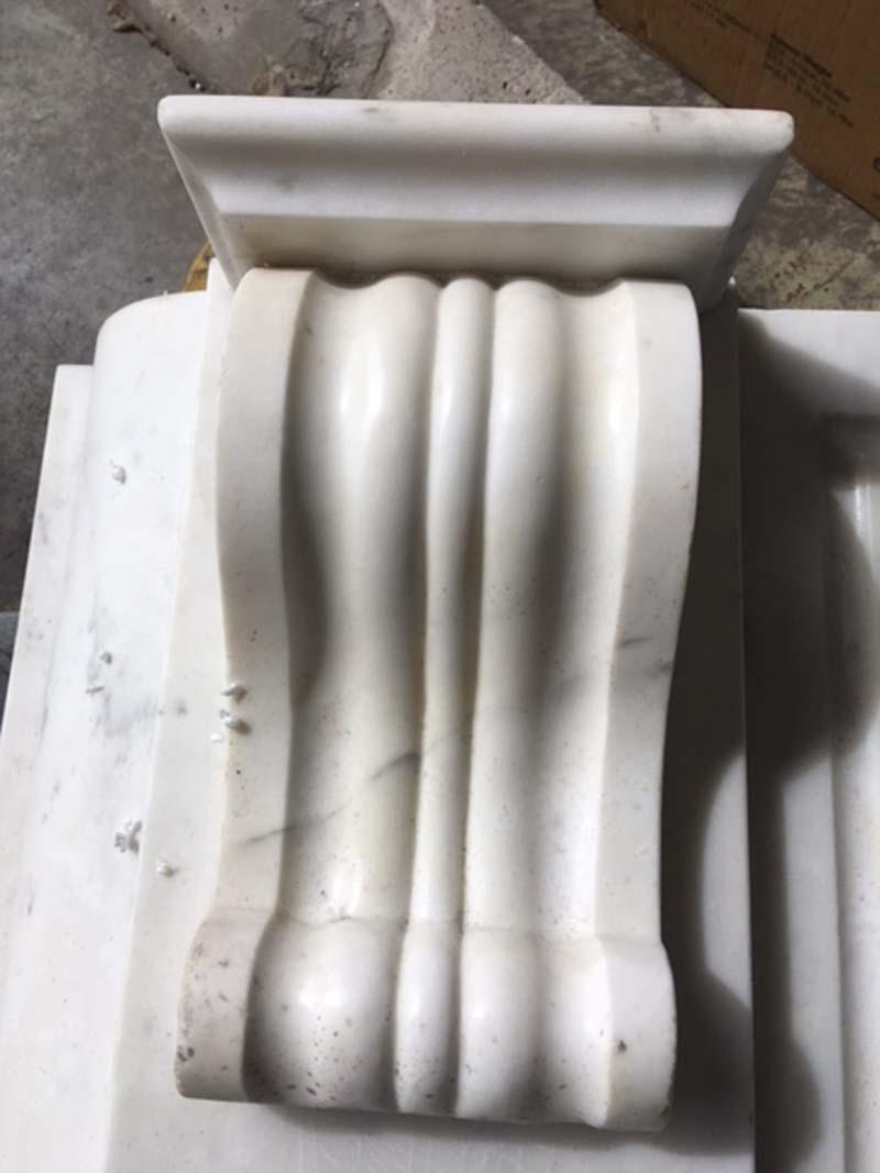 Kaminsims aus geschwungenem Carrara-Marmor mit geschwungenen Korbelstützen 'VIC-T24' im Zustand „Gut“ im Angebot in New York, NY