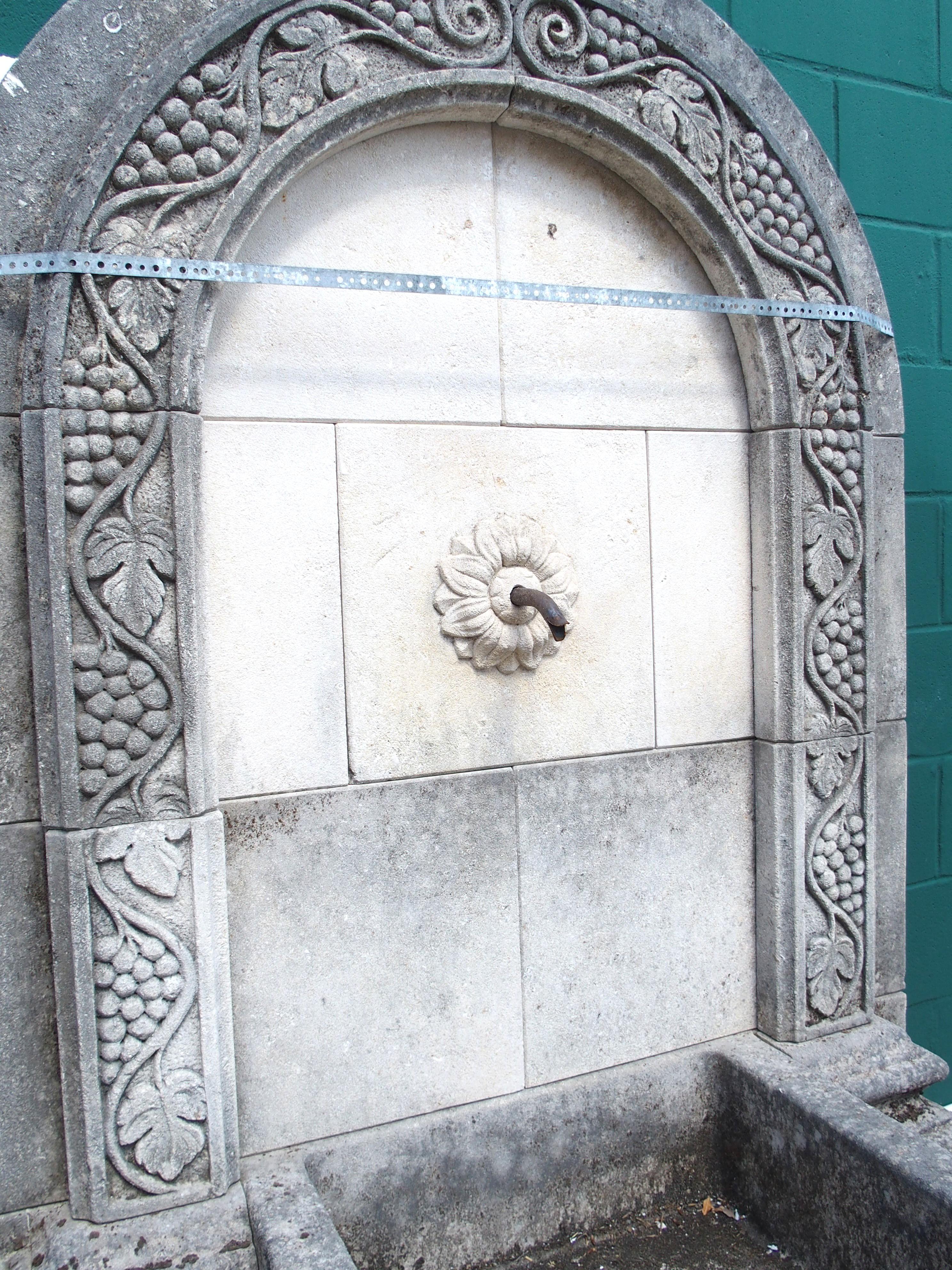 Fuente mural de piedra caliza tallada en arco con parra del norte de Italia en venta 6
