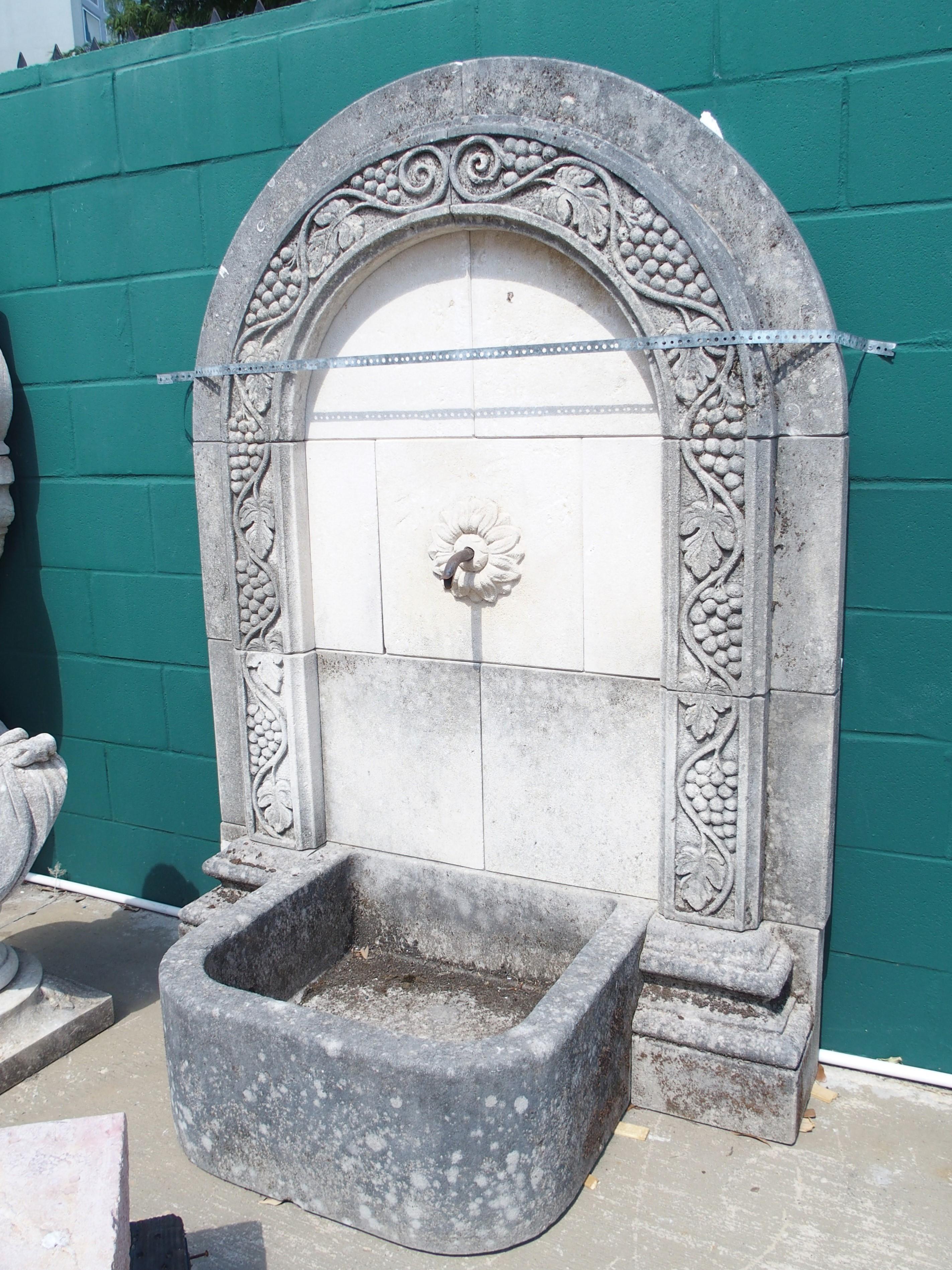 Fuente mural de piedra caliza tallada en arco con parra del norte de Italia en venta 7