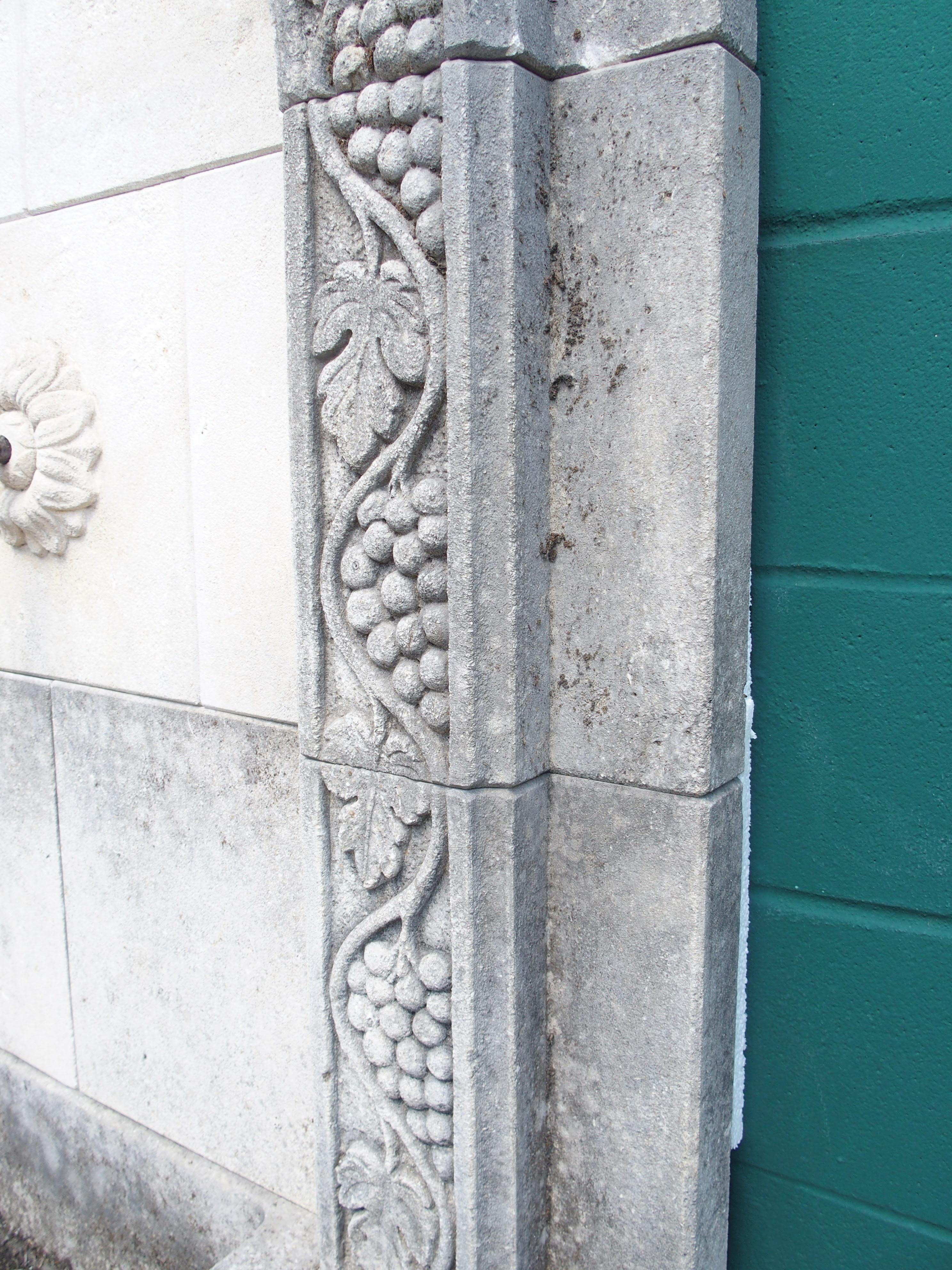 Fuente mural de piedra caliza tallada en arco con parra del norte de Italia Metal en venta