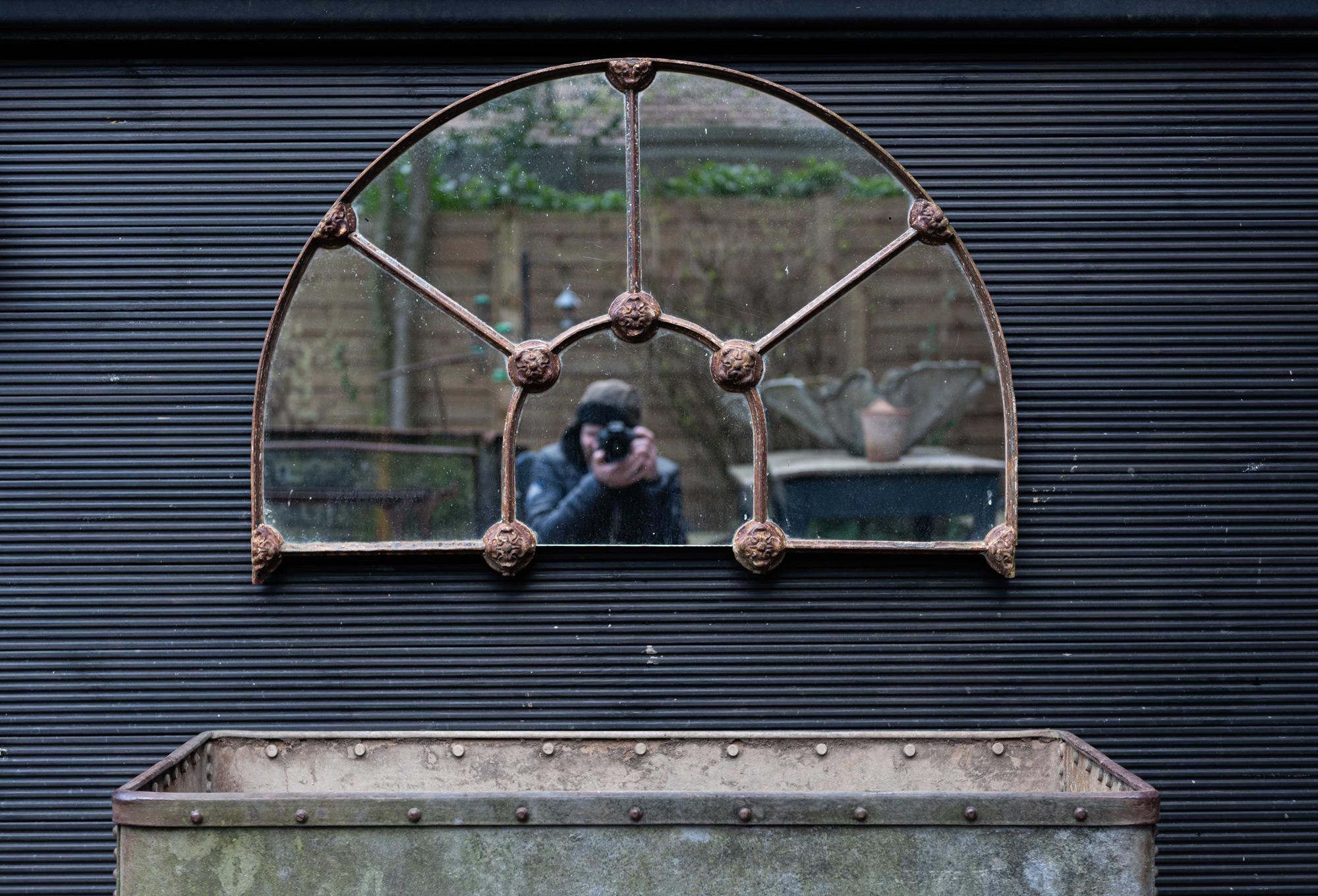 XIXe siècle Miroir de fenêtre en fonte arqué et récupéré:: milieu du 19e siècle en vente
