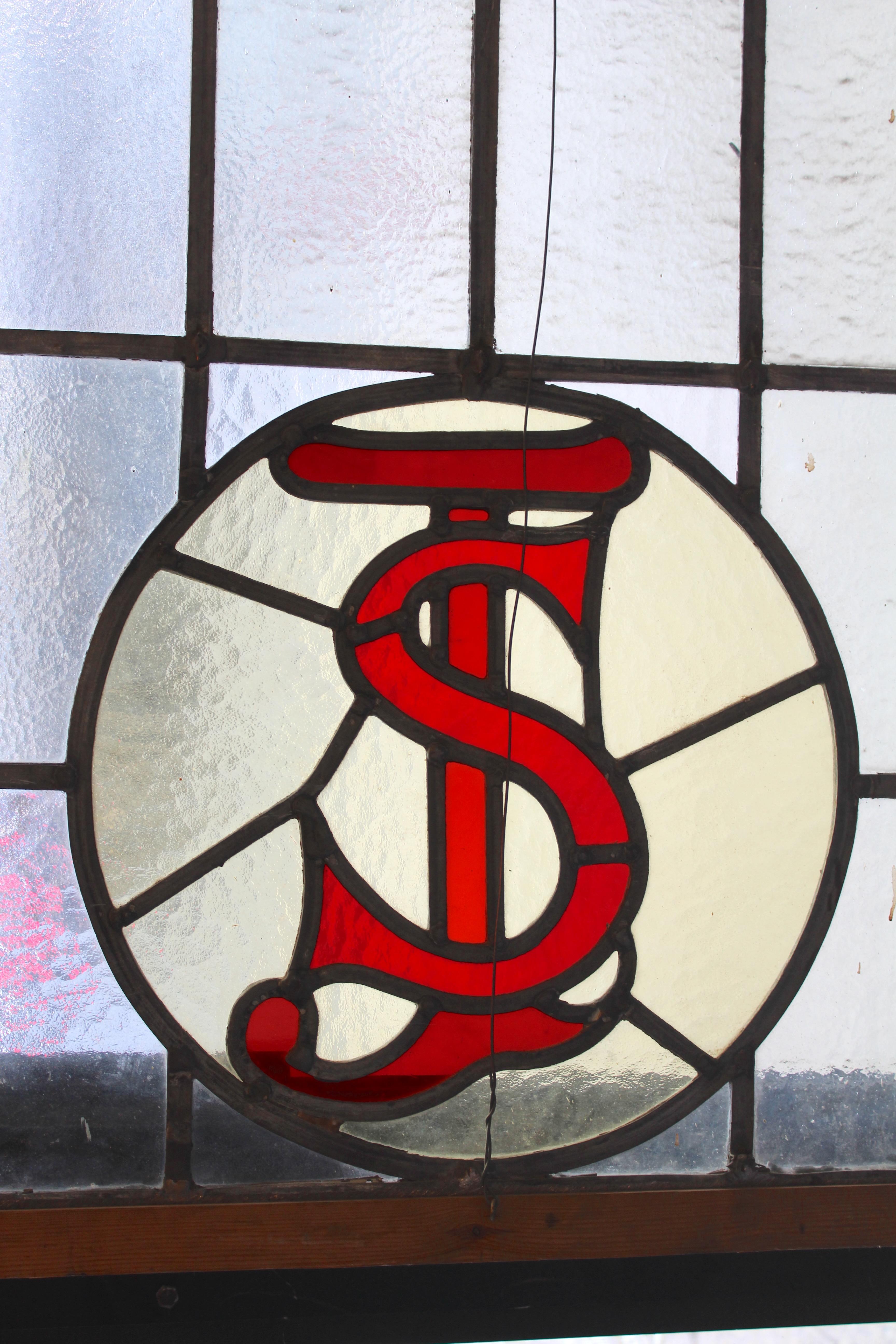Vitrail d'église arqué avec monogramme 66