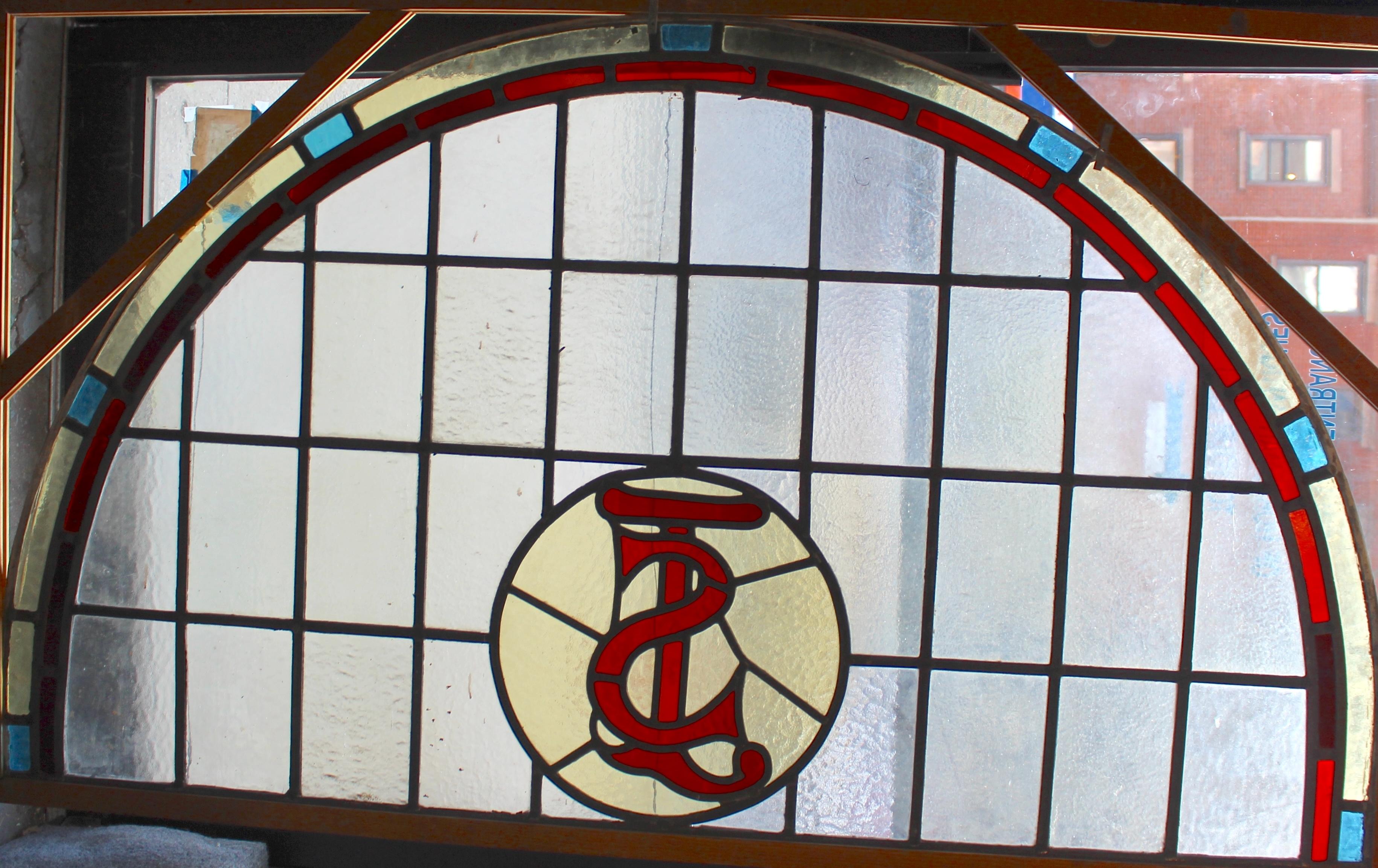 Vitrail d'église arqué avec monogramme 66